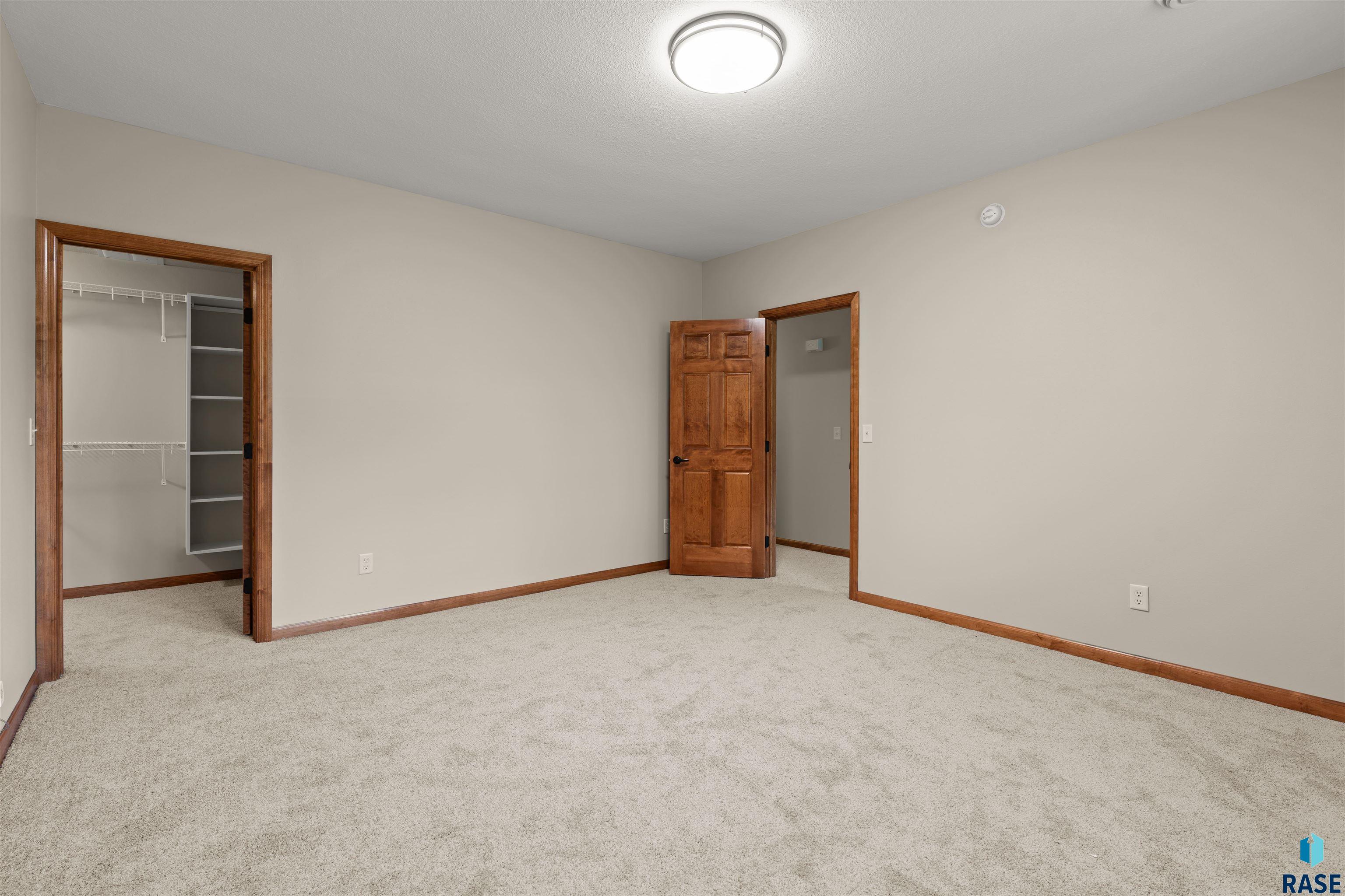 5800 Shadow Ridge Ave, Sioux Falls