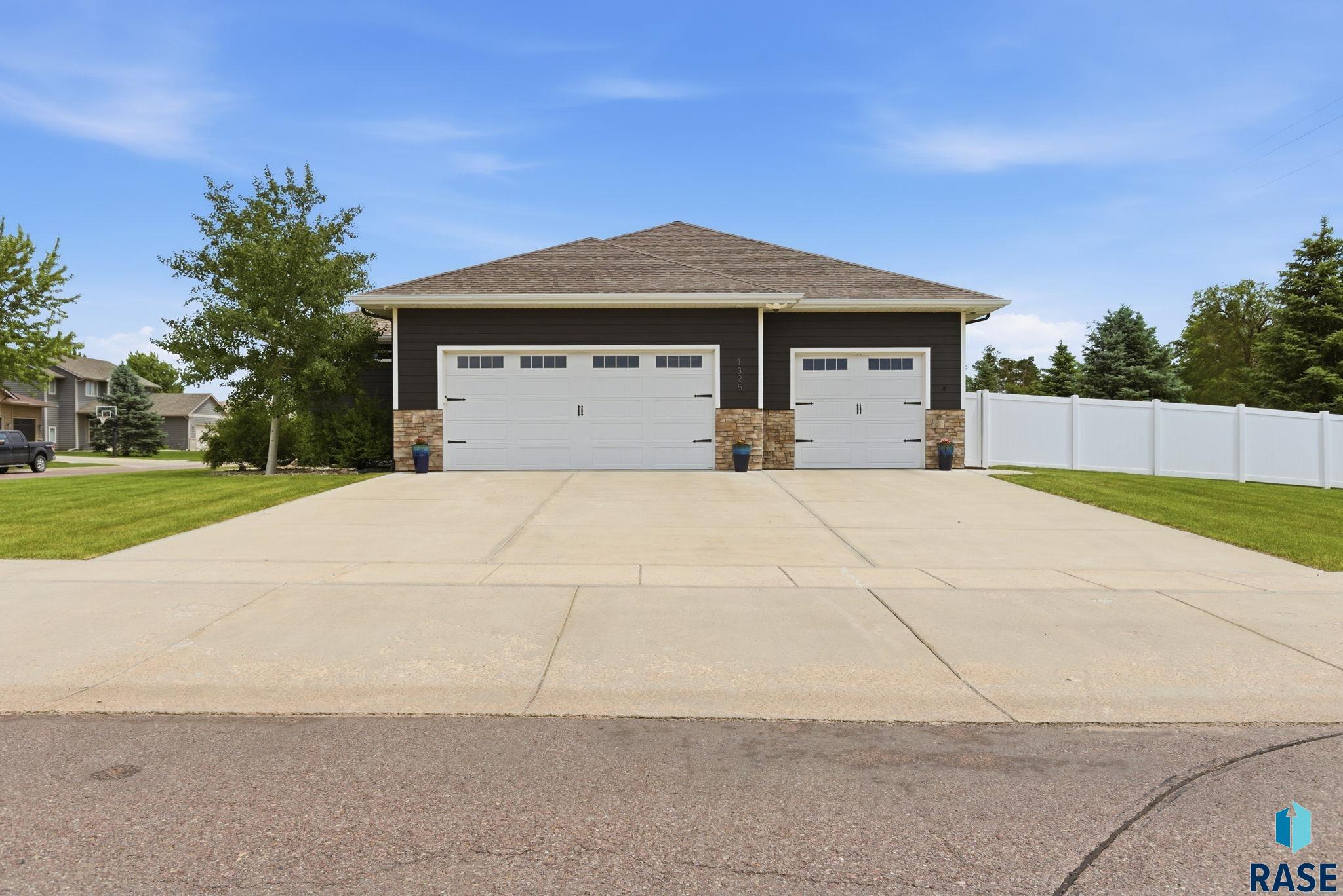 1325 Waterstone Dr, Sioux Falls