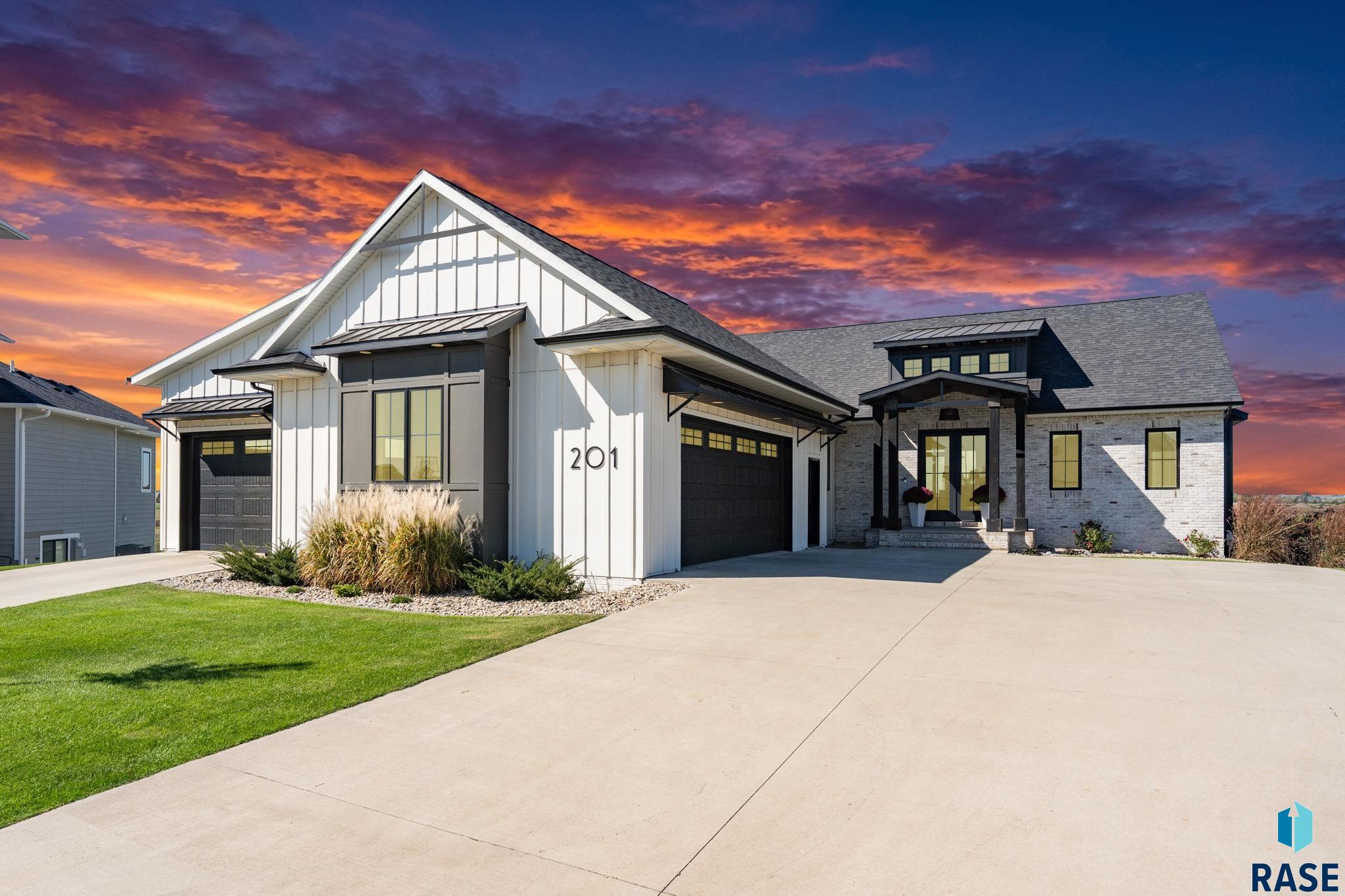 201 Boathouse Cir, Sioux Falls