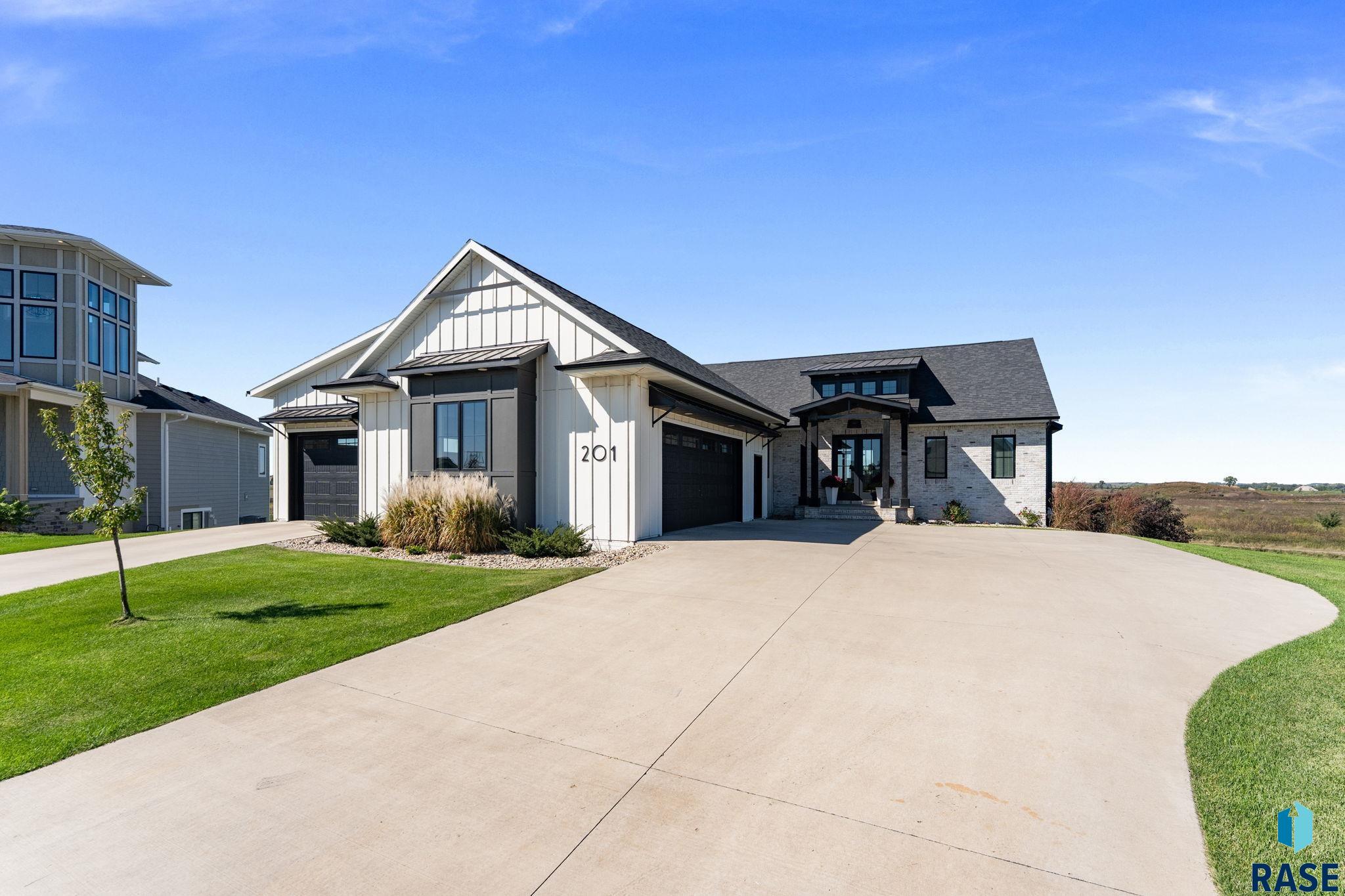 201 Boathouse Cir, Sioux Falls
