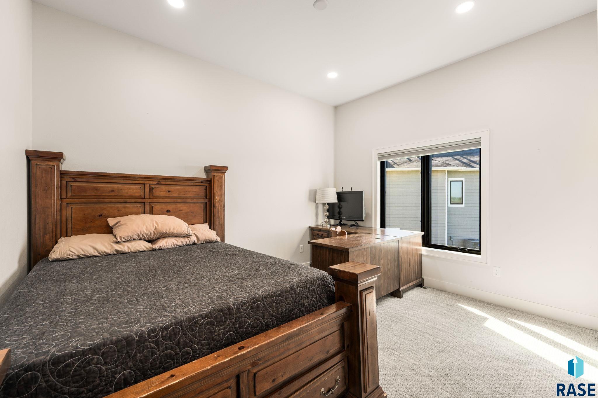 201 Boathouse Cir, Sioux Falls