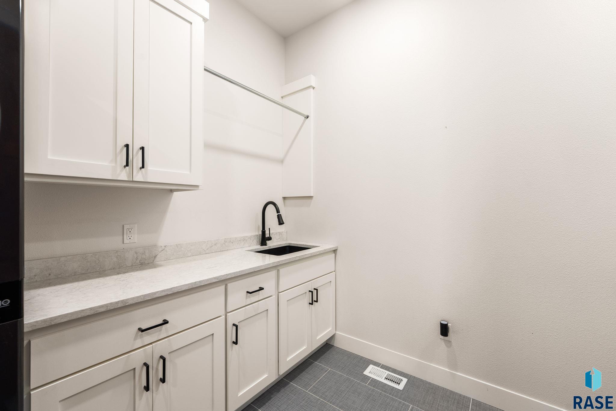 201 Boathouse Cir, Sioux Falls