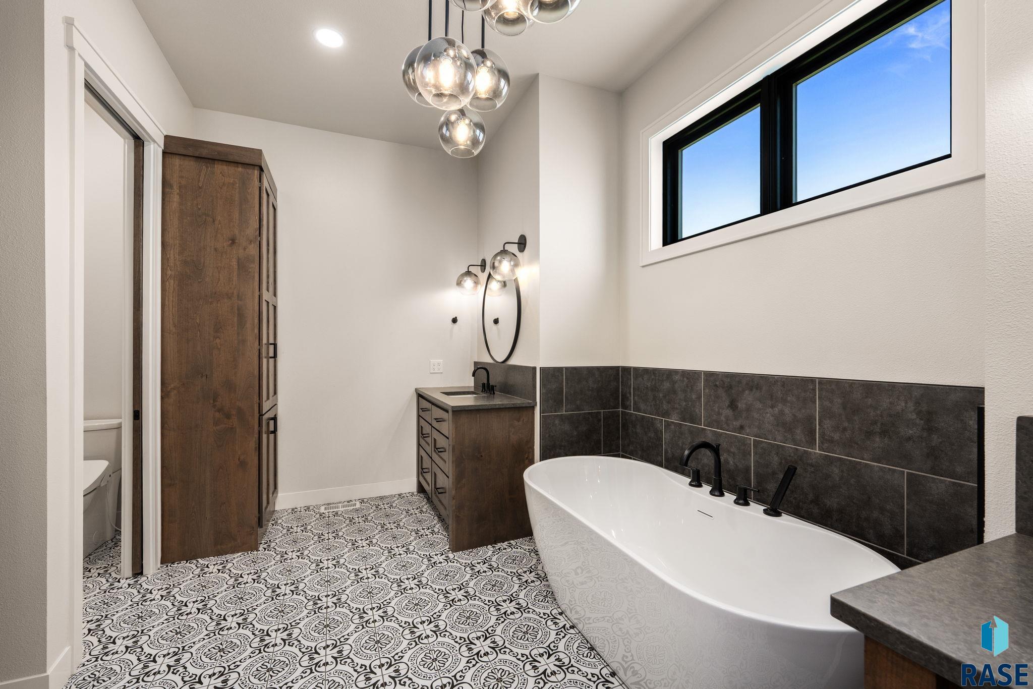 201 Boathouse Cir, Sioux Falls