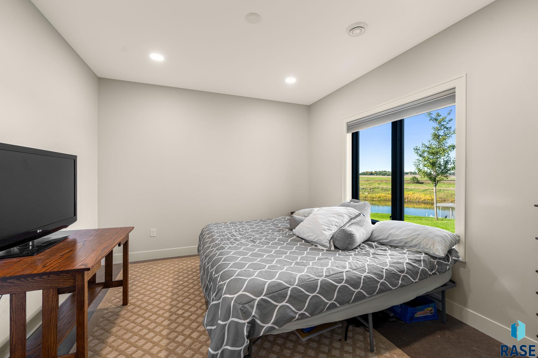 201 Boathouse Cir, Sioux Falls