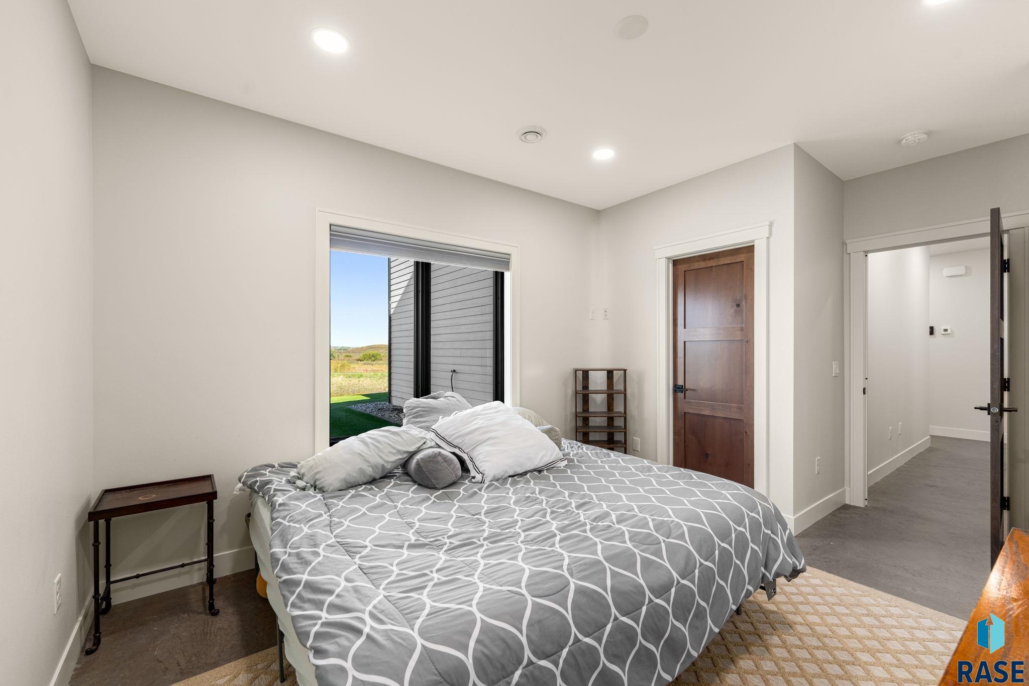 201 Boathouse Cir, Sioux Falls