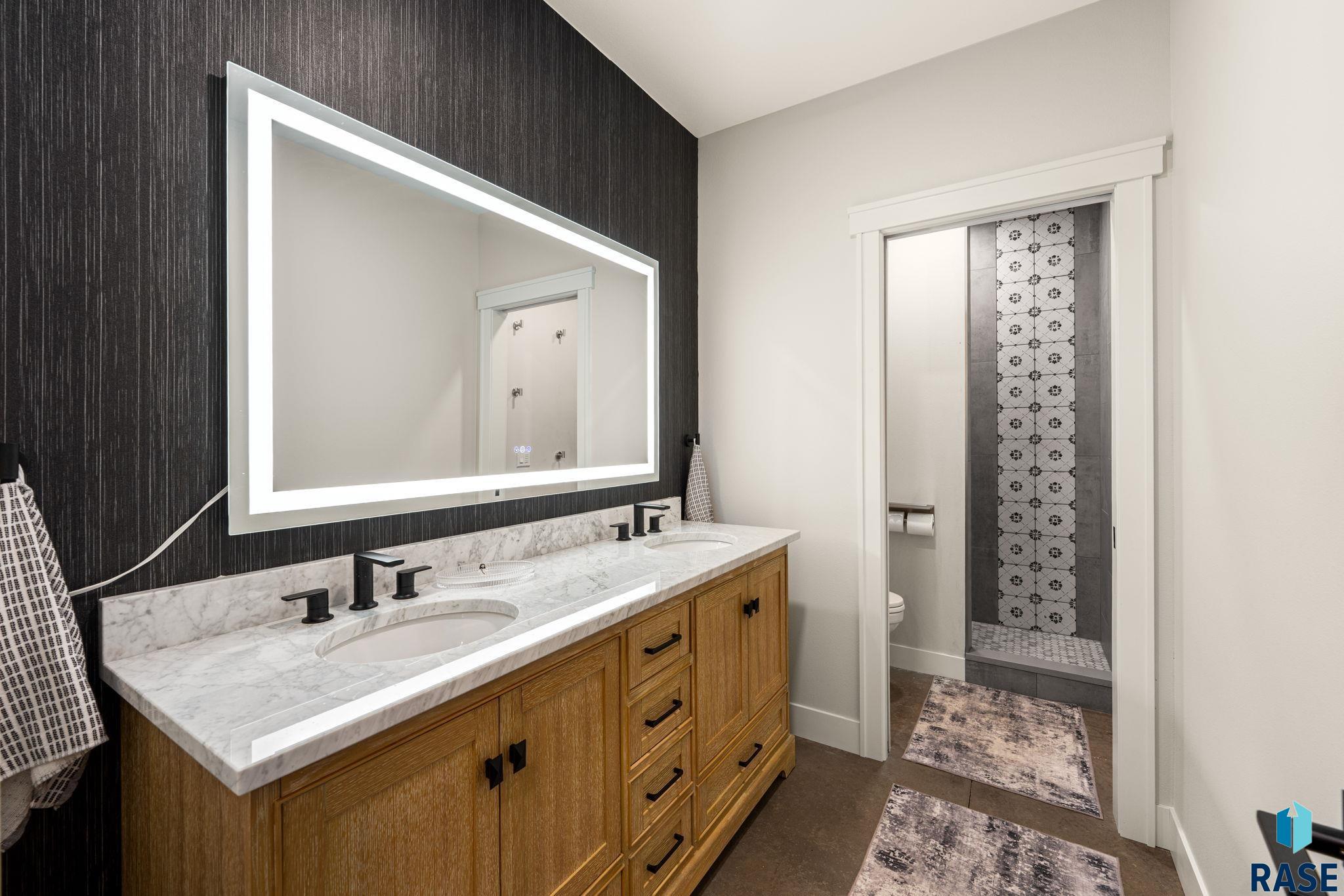 201 Boathouse Cir, Sioux Falls