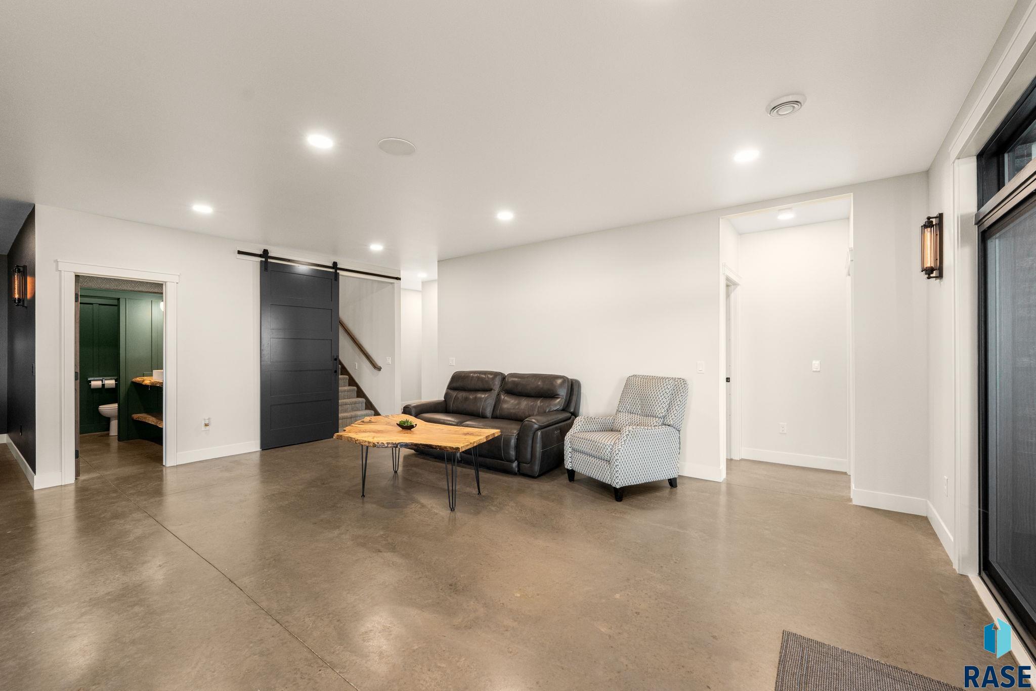 201 Boathouse Cir, Sioux Falls