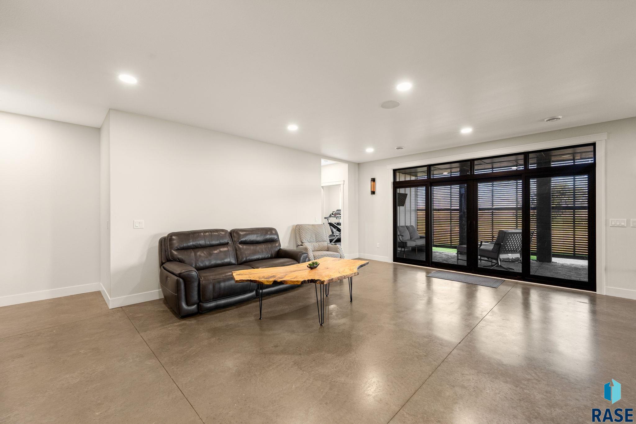 201 Boathouse Cir, Sioux Falls
