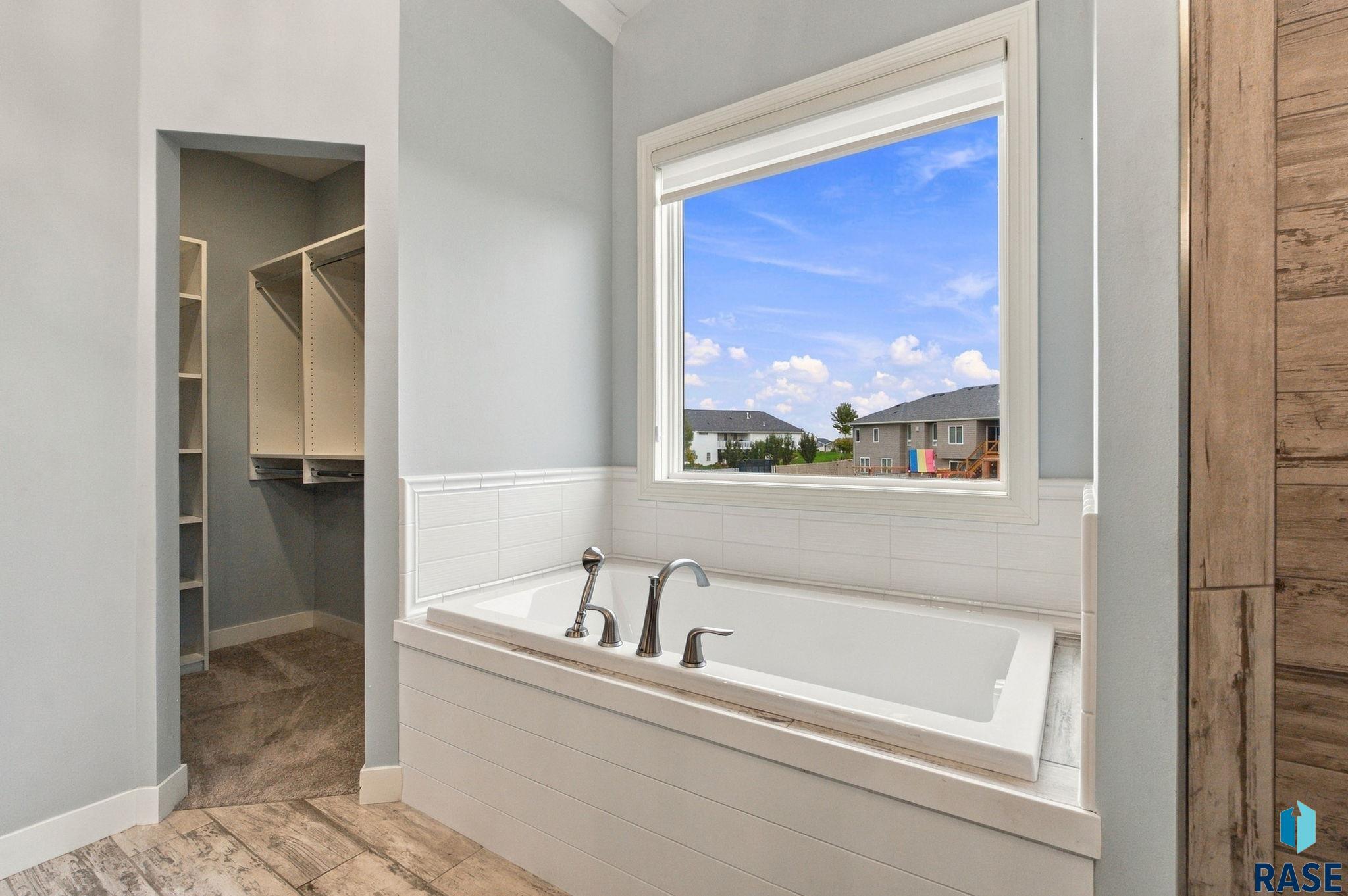 2743 Burns Knoll Cir, Sioux Falls