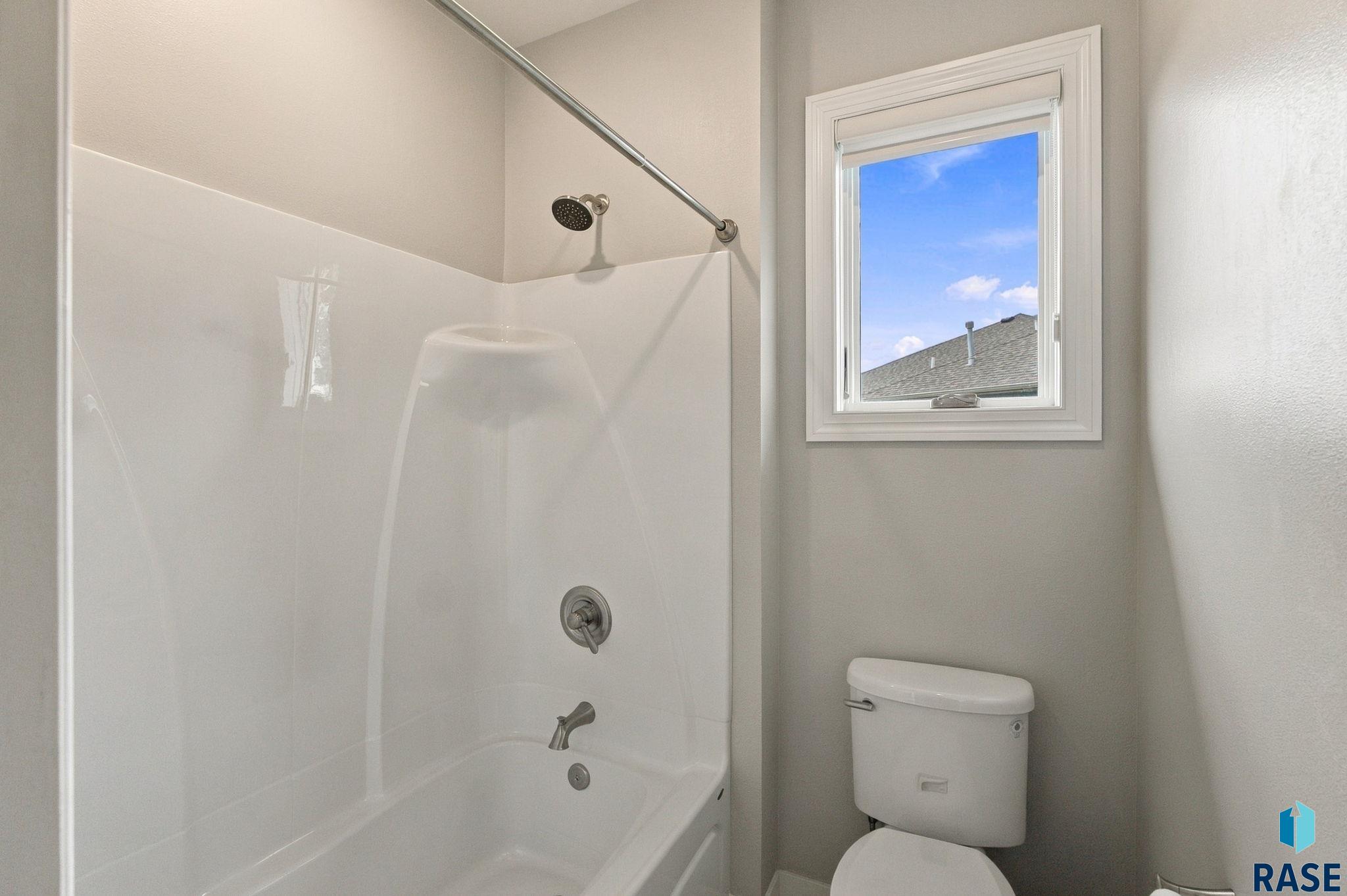 2743 Burns Knoll Cir, Sioux Falls