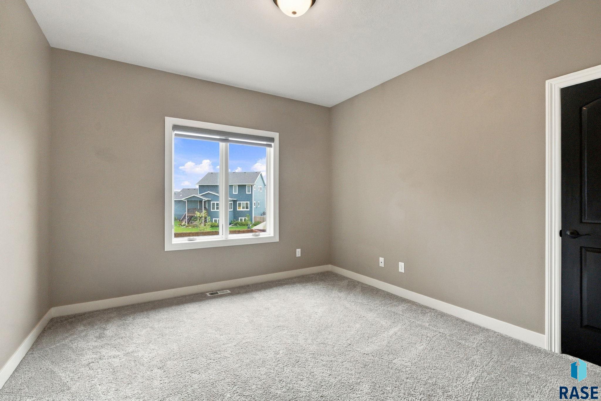 2743 Burns Knoll Cir, Sioux Falls