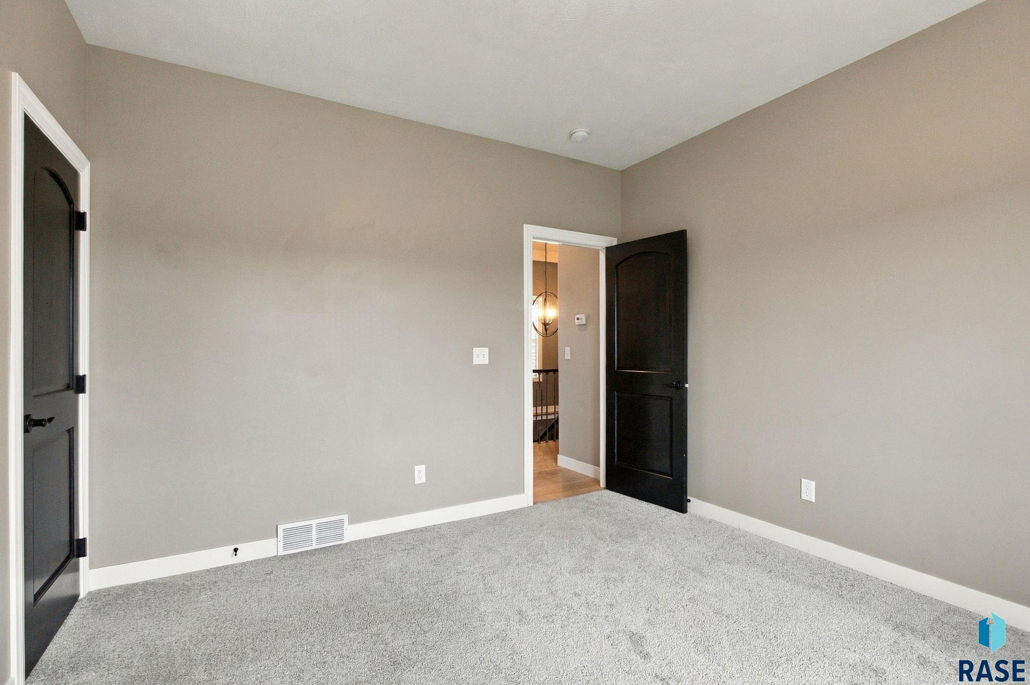 2743 Burns Knoll Cir, Sioux Falls