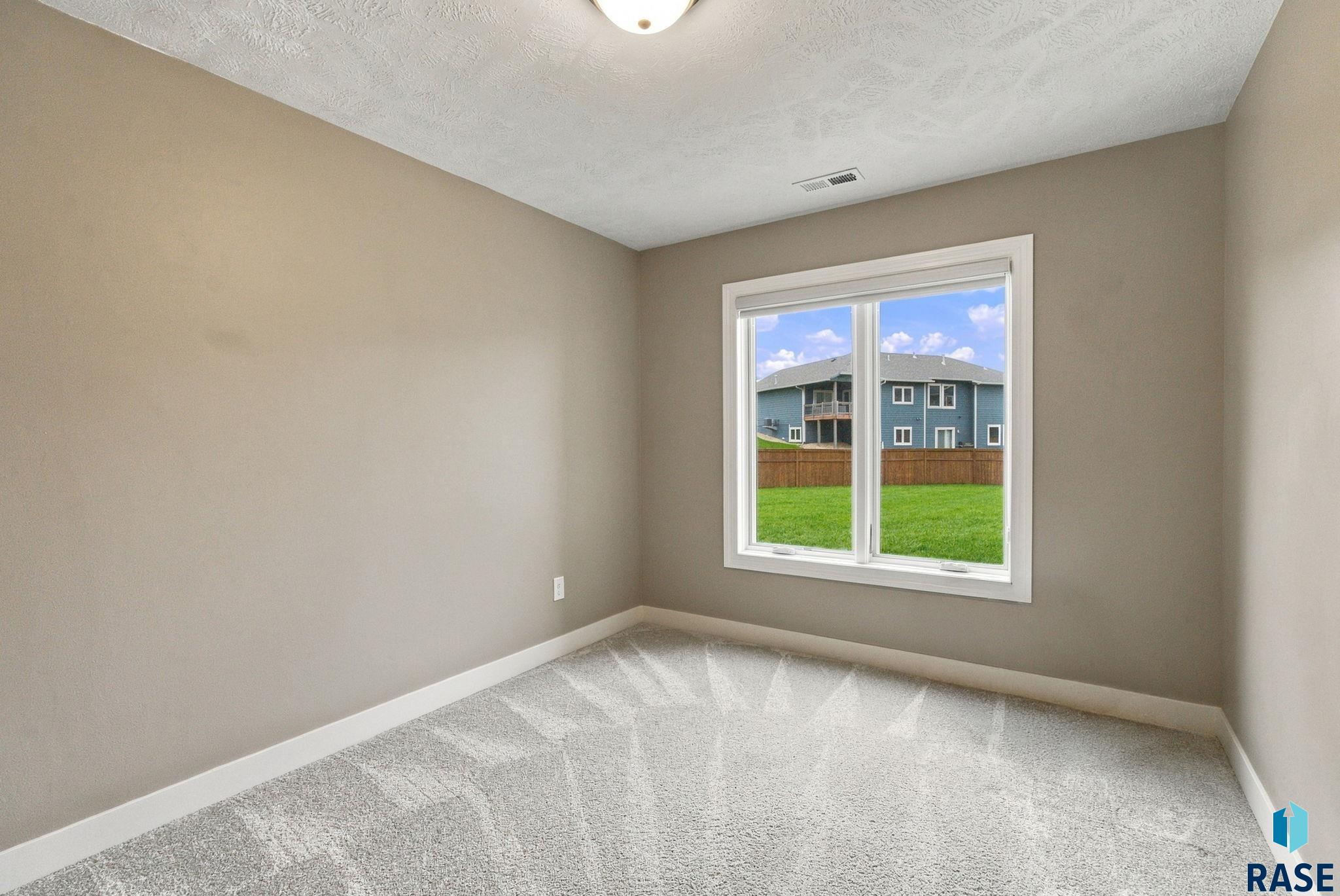 2743 Burns Knoll Cir, Sioux Falls