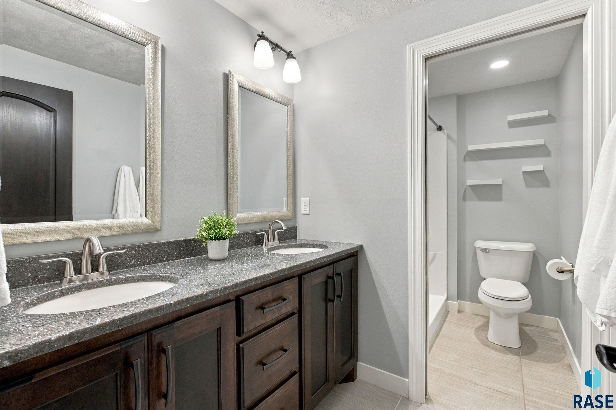 2743 Burns Knoll Cir, Sioux Falls