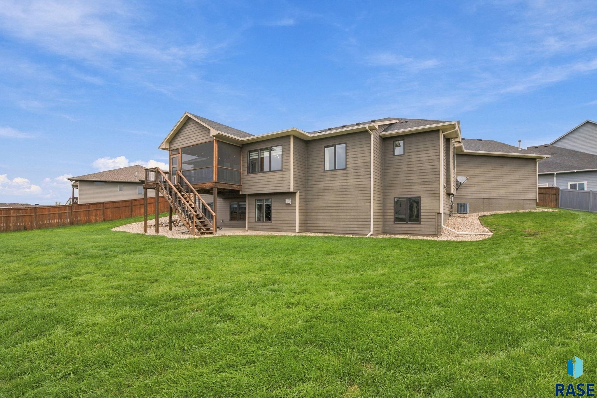 2743 Burns Knoll Cir, Sioux Falls