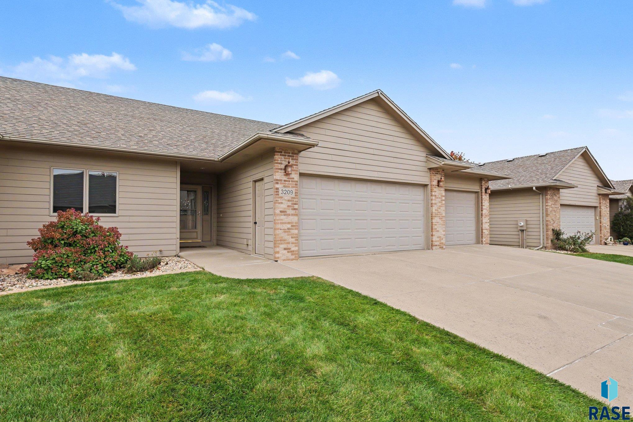 3209 S Foxglove Pl, Sioux Falls