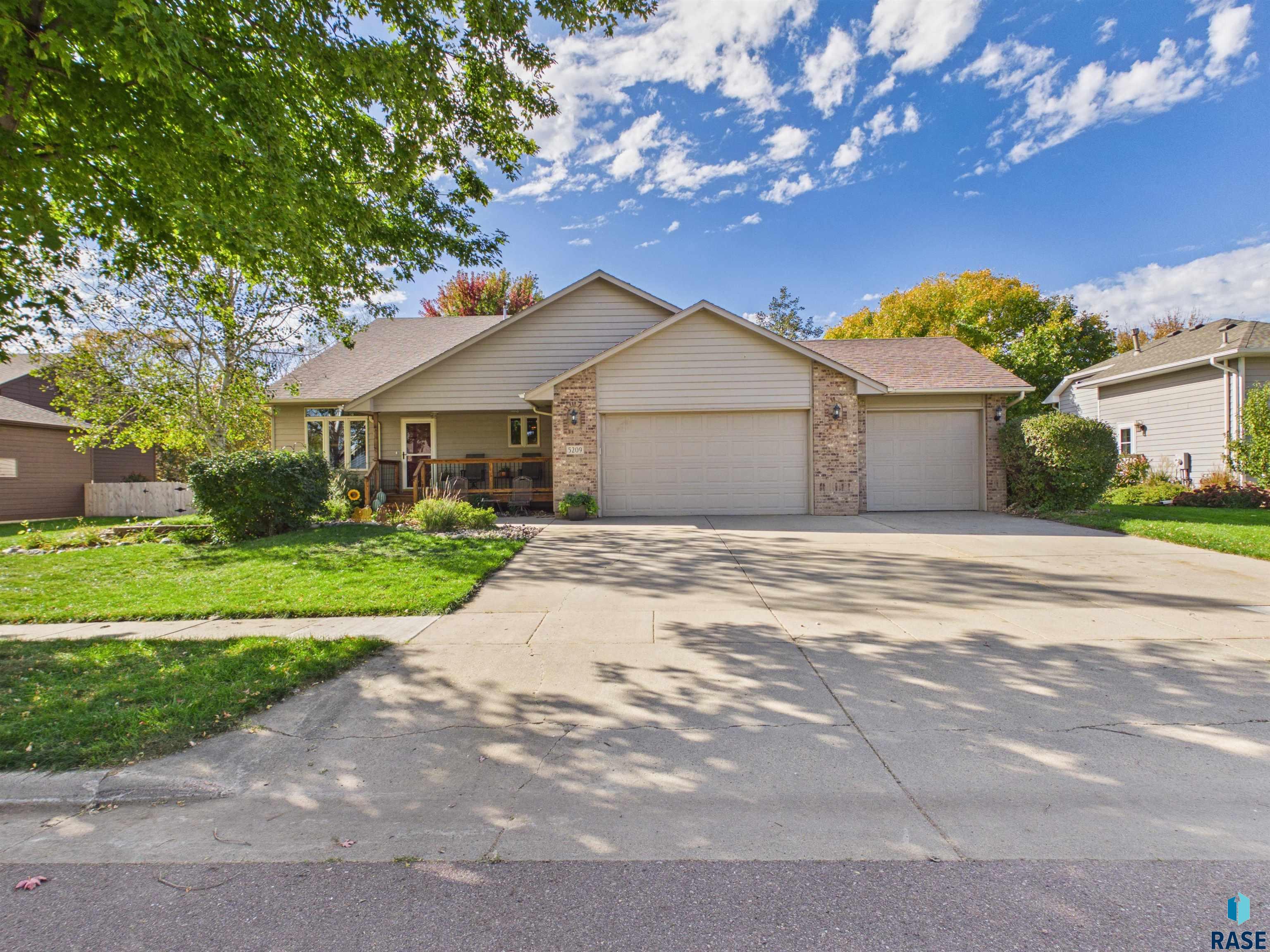 5209 S Woodwind Ave, Sioux Falls