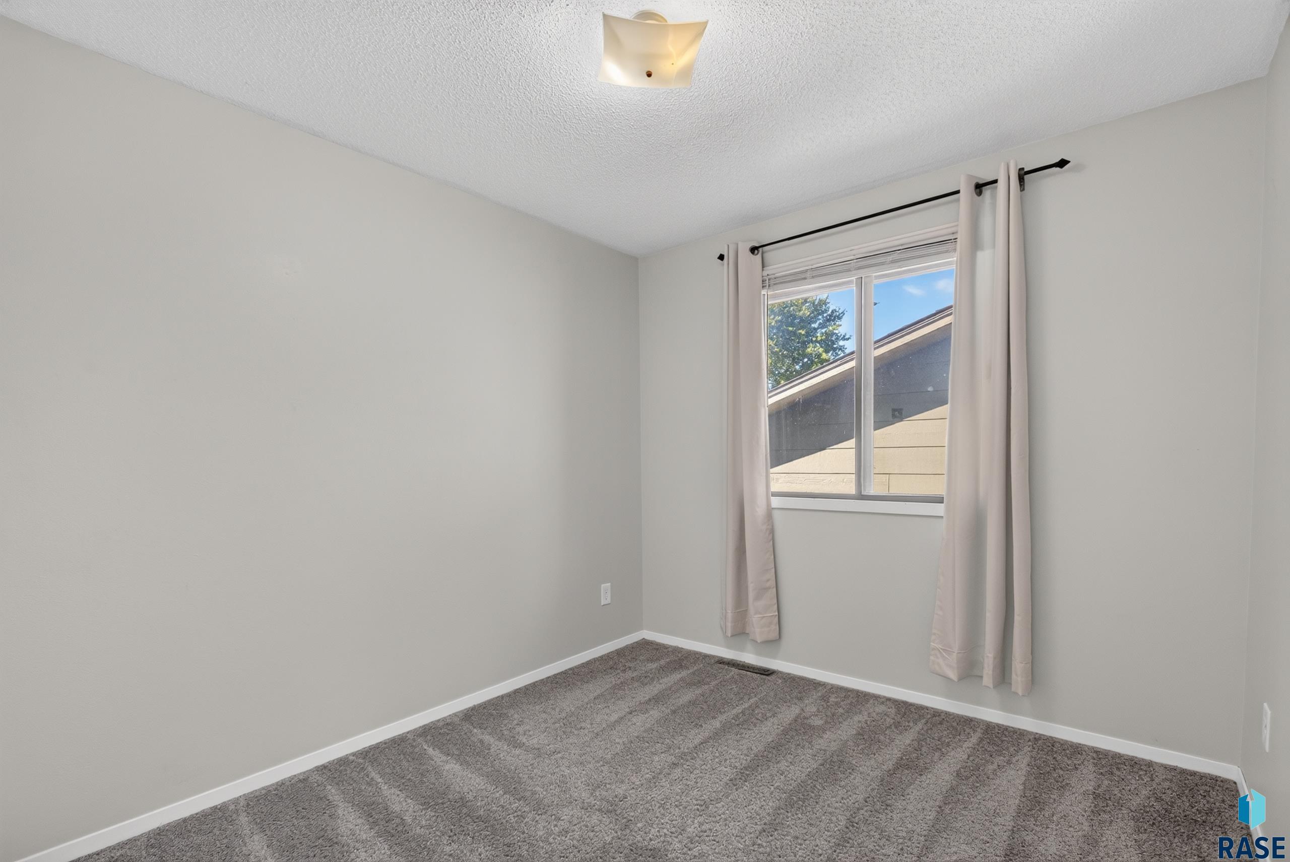 3904 28th St, Sioux Falls