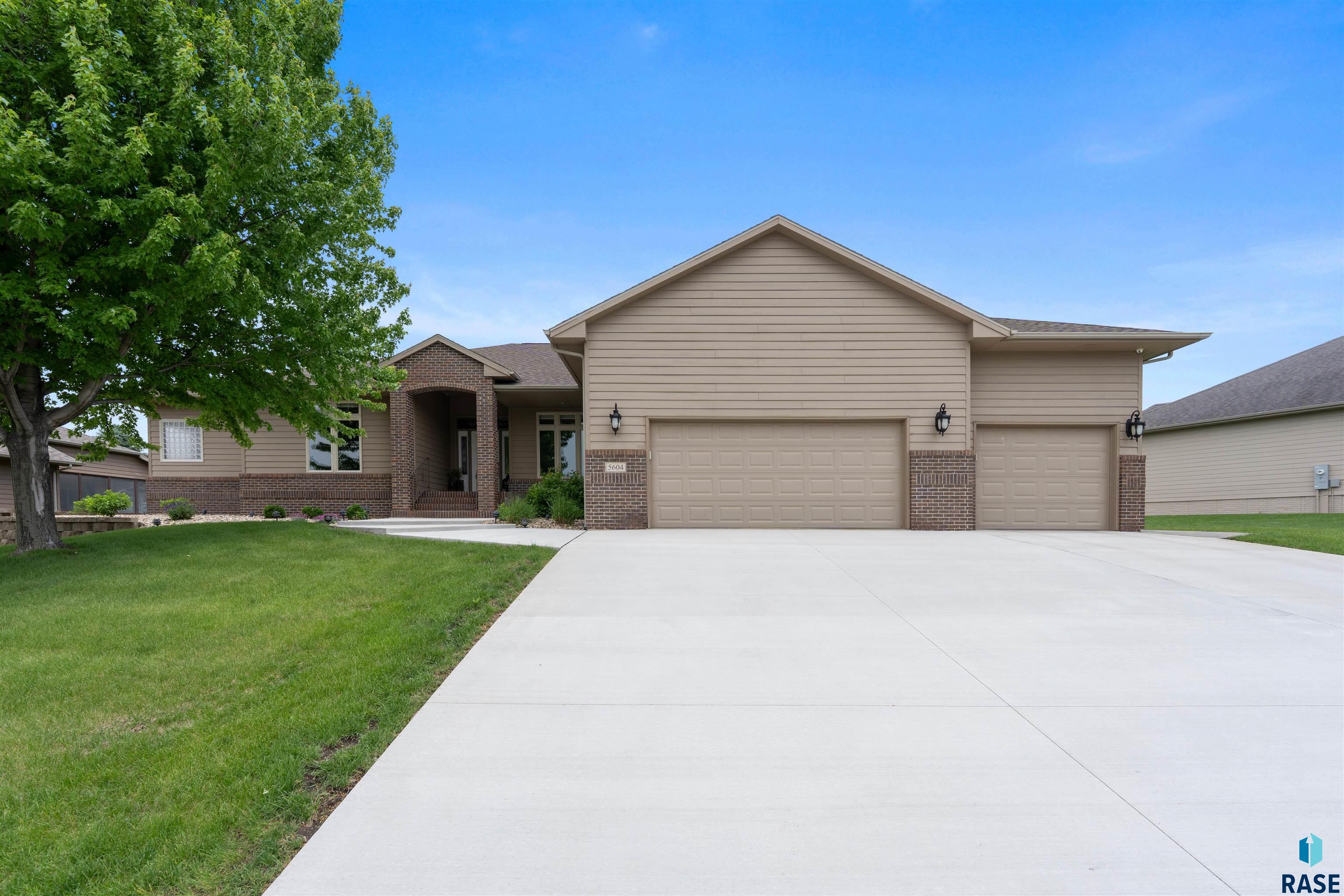 5604 Josh Wyatt Dr, Sioux Falls