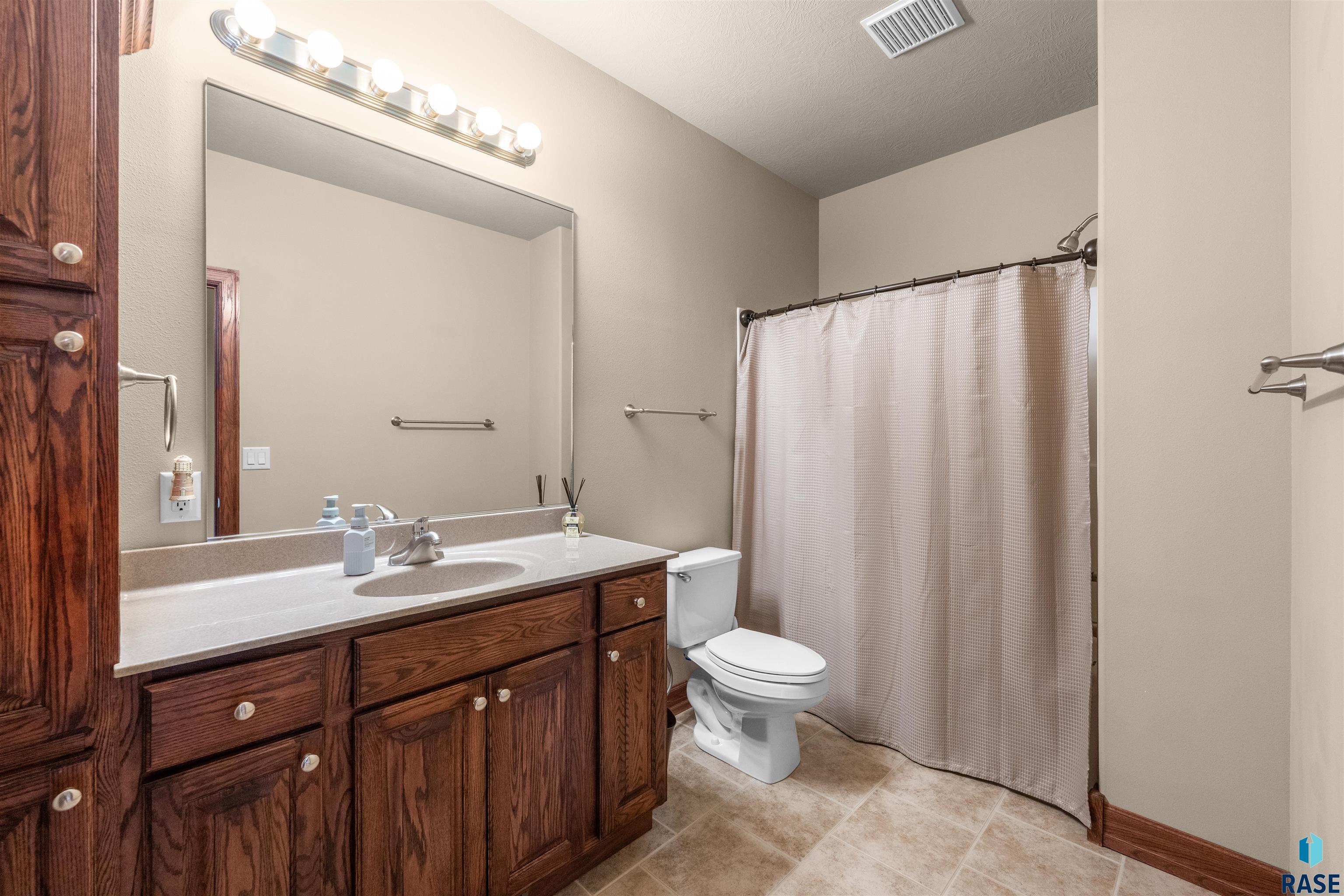 5604 Josh Wyatt Dr, Sioux Falls