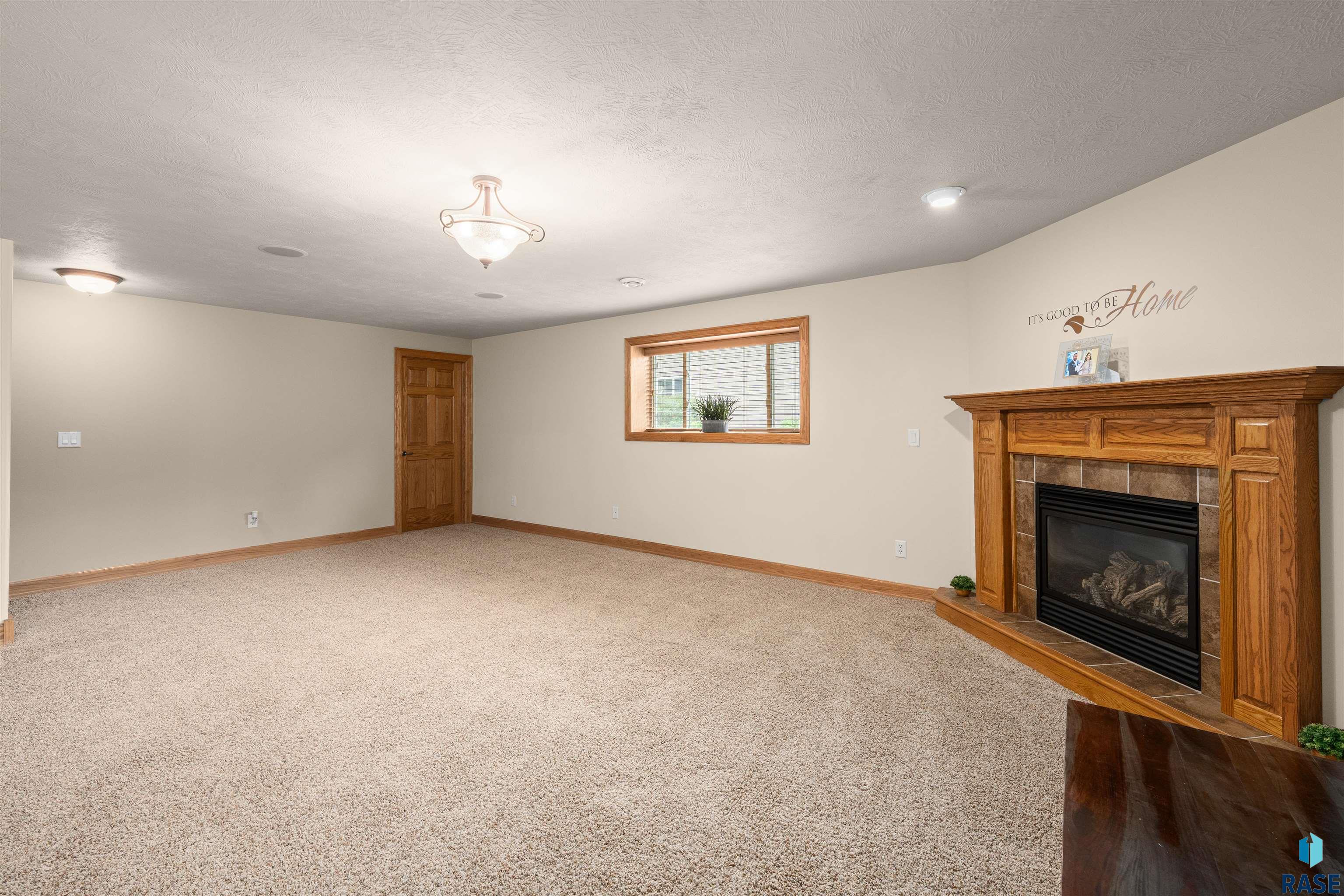 5604 Josh Wyatt Dr, Sioux Falls