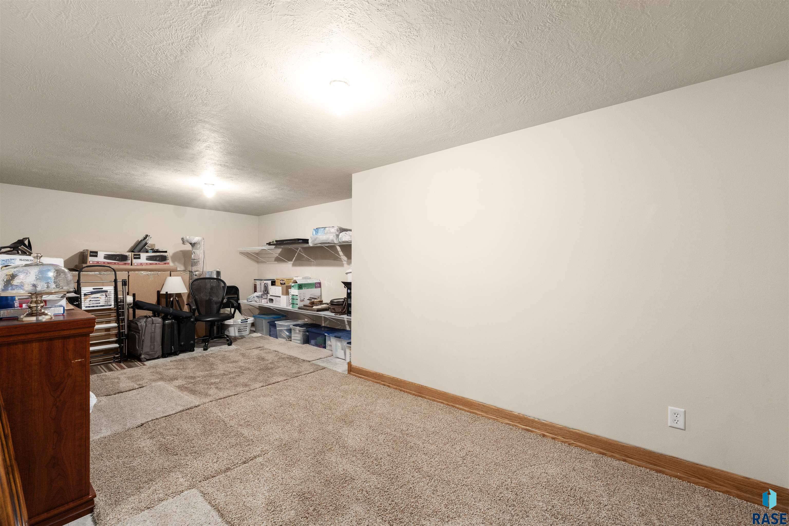 5604 Josh Wyatt Dr, Sioux Falls