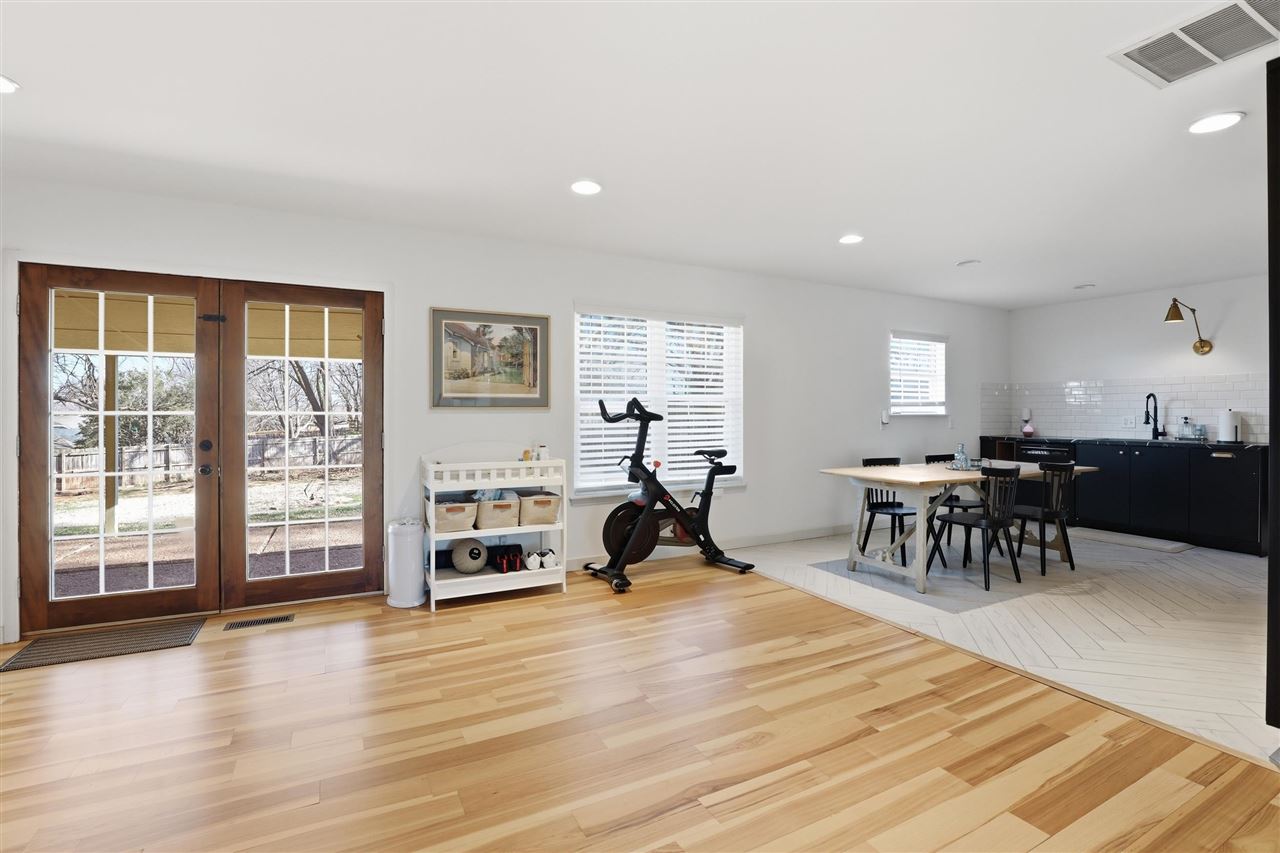 4902 W Country Club Drive