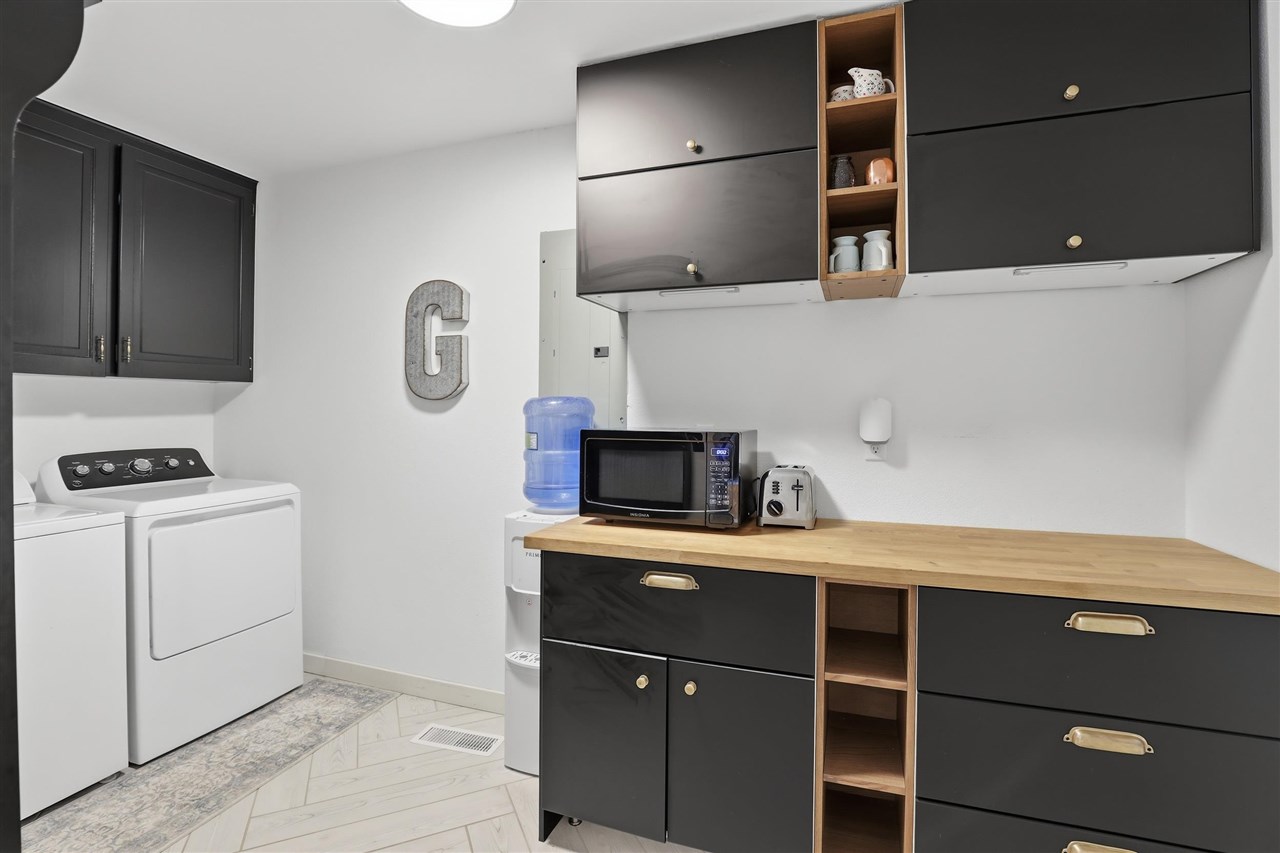 4902 W Country Club Drive