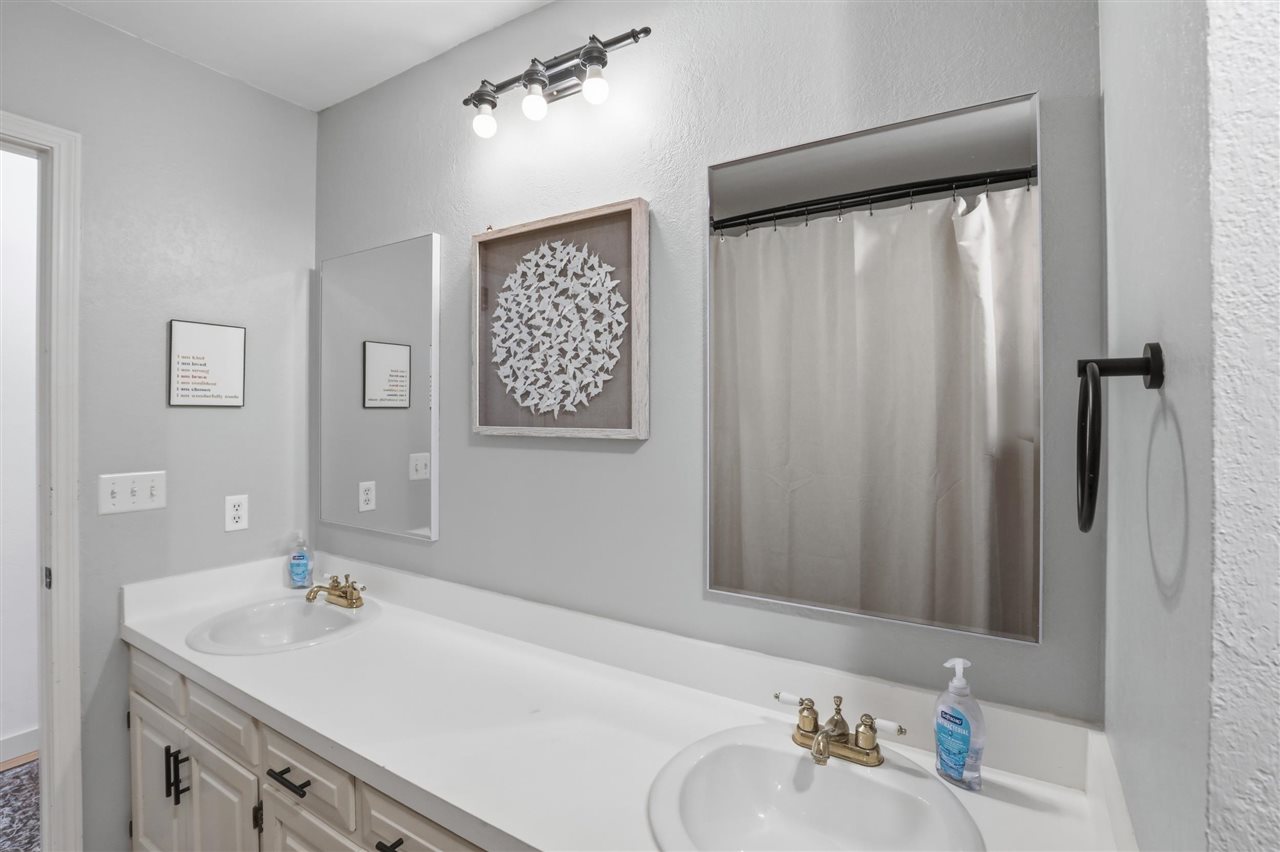 4902 W Country Club Drive