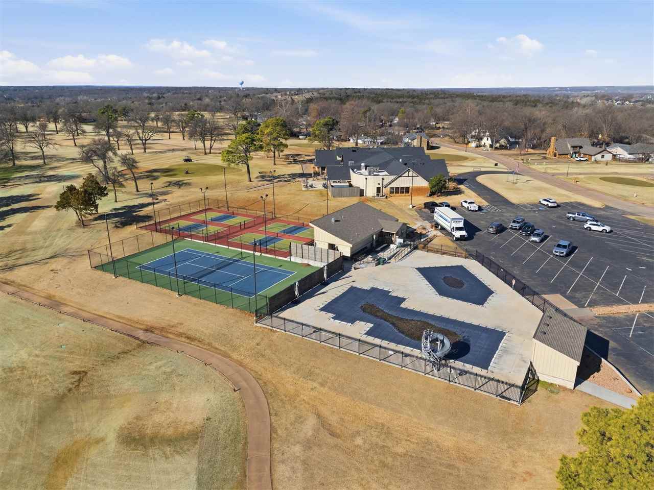 4902 W Country Club Drive