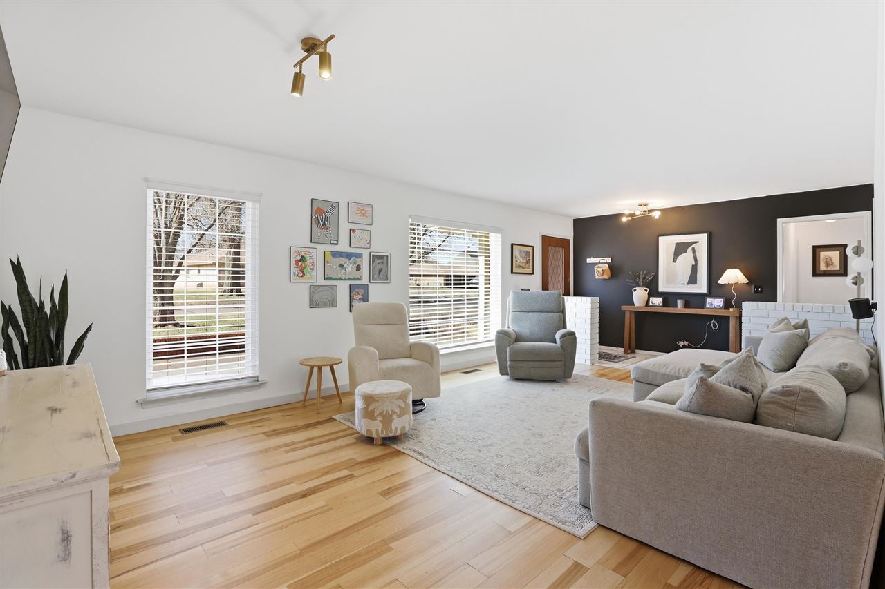 4902 W Country Club Drive