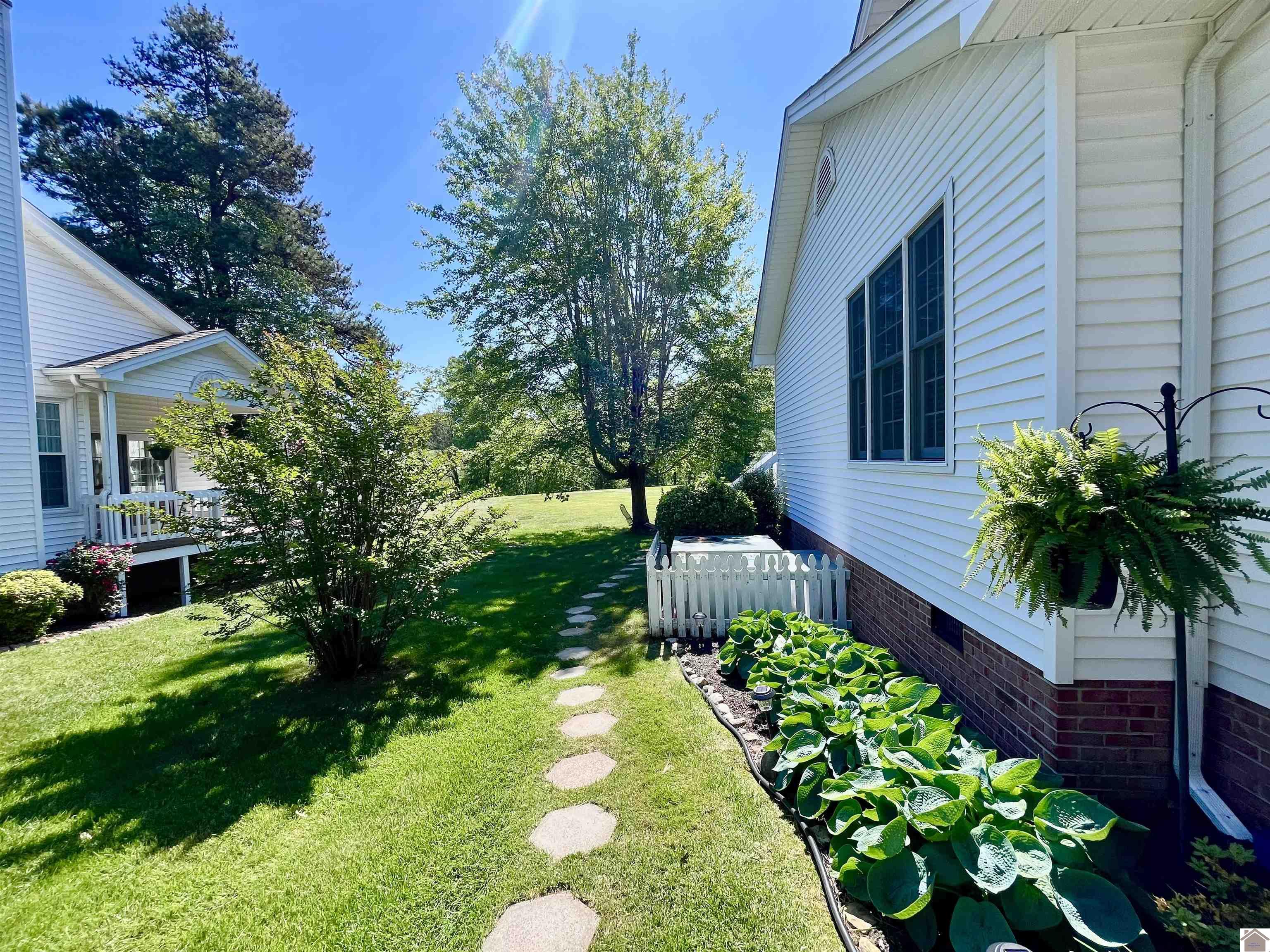 33 Village Drive West, Paducah, KY 42003 Listing Photo  3