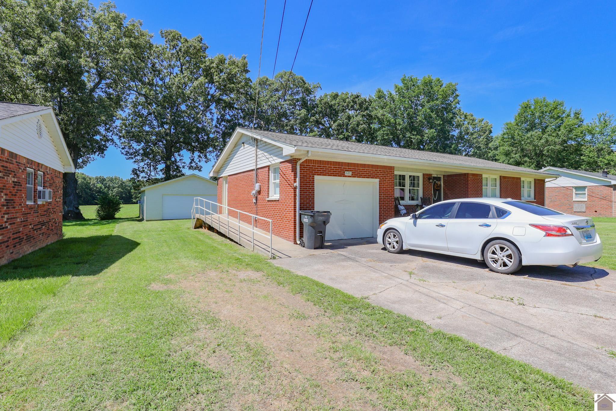 530 Oakland Circle, Paducah, KY 42003 Listing Photo  2