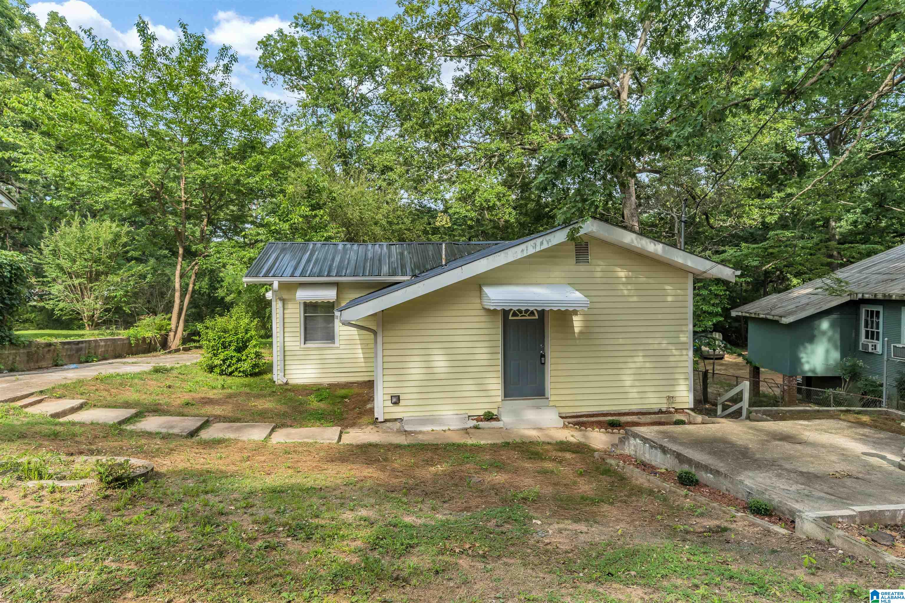 211 LAKESHORE CIRCLE