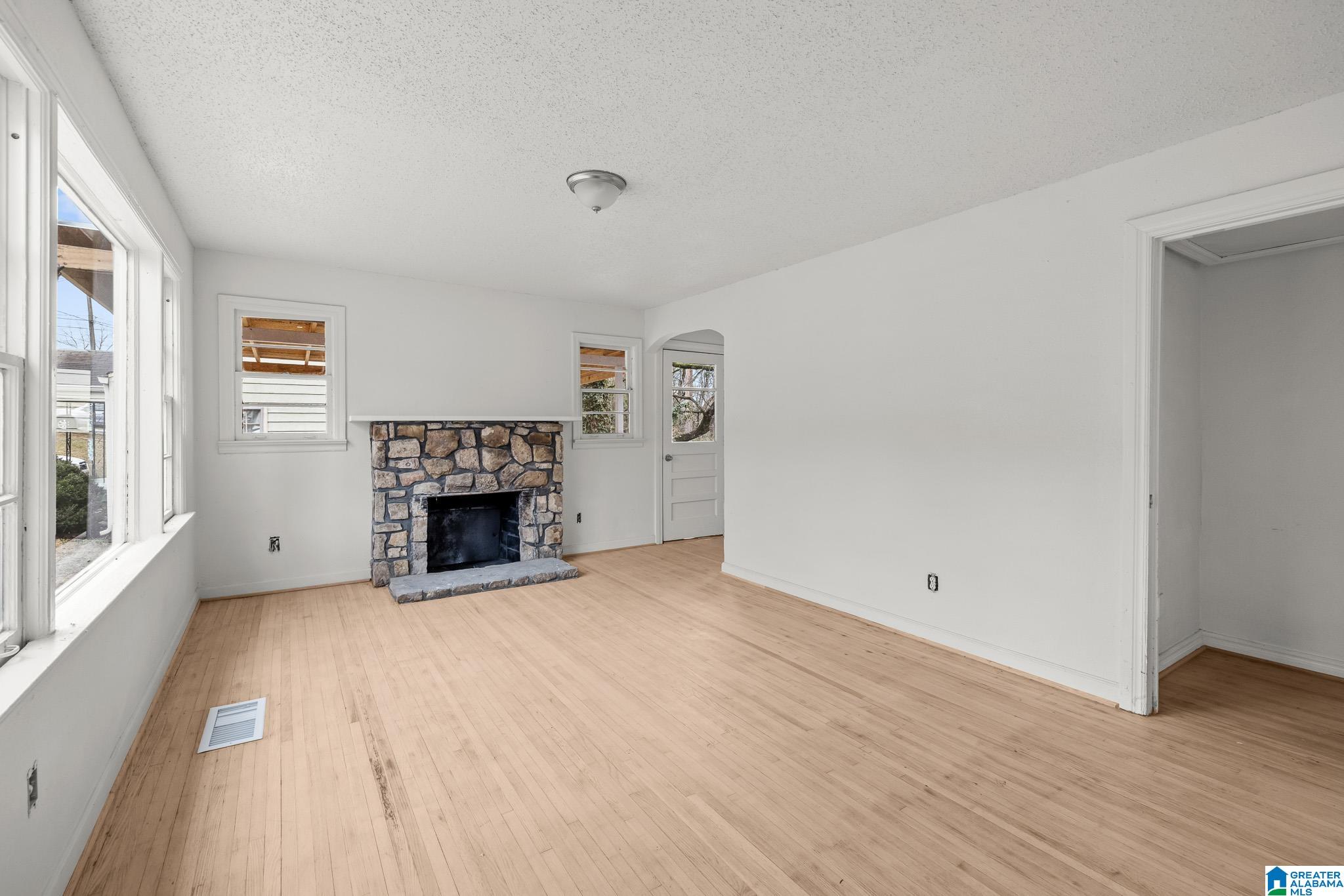 Photo 4 of Single family home for sale at 8416 S 9th Avenue, Birmingham, AL 35206 | MLS# 21444033 | Listing updated on 2026-03-05