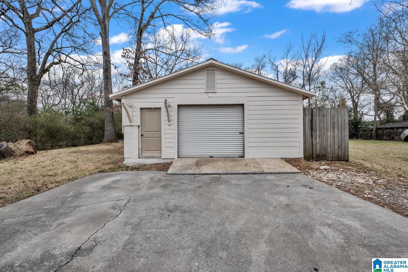 Homes for sale in Hueytown, AL | 2905 Circle Dr, Hueytown, AL 35023 | MLS# 21444353