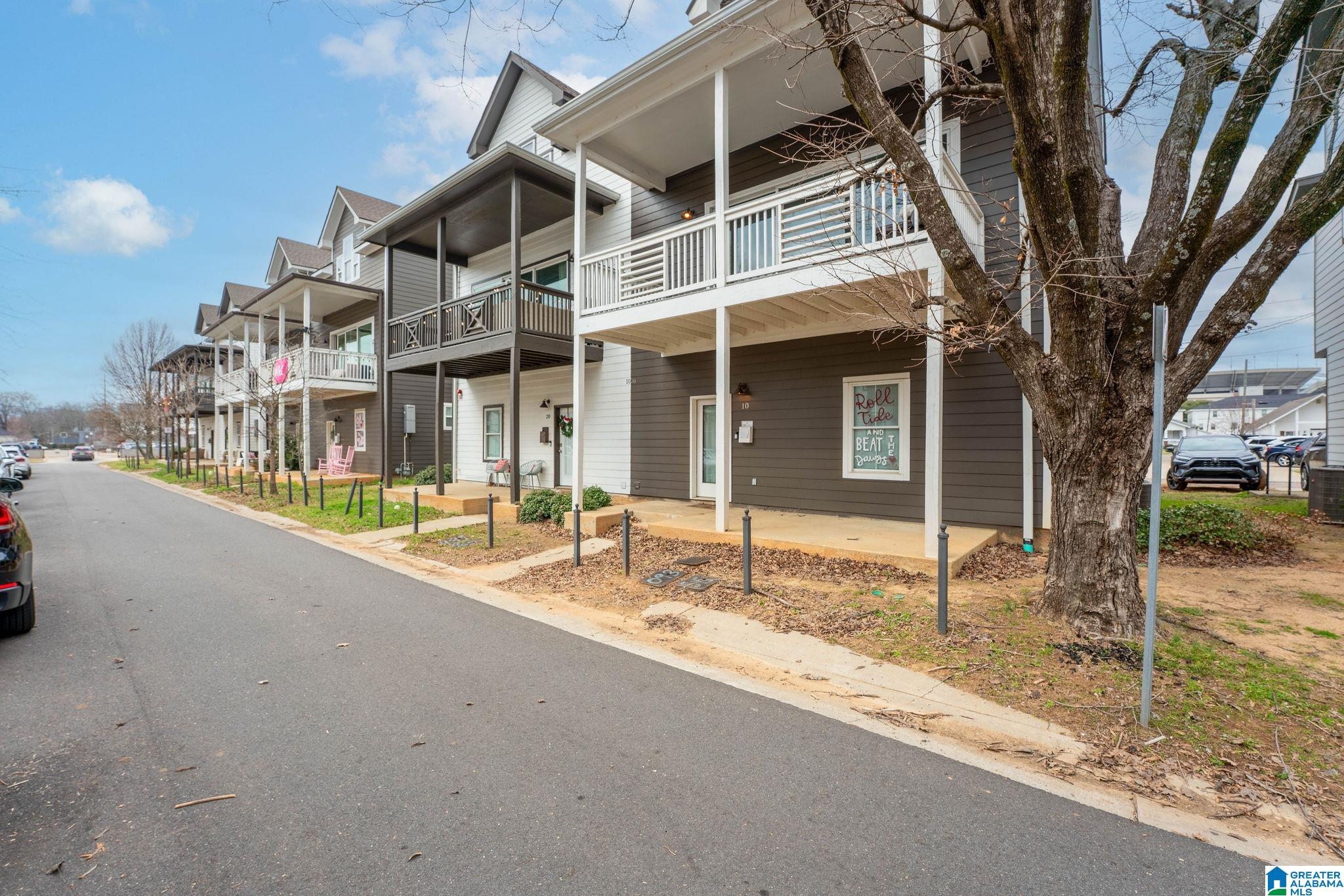 Photo 3 of Sale Pending at 1006 Elmwood Dr, Tuscaloosa, AL 35401 | MLS# 21444794 | Listing updated on 2026-04-20