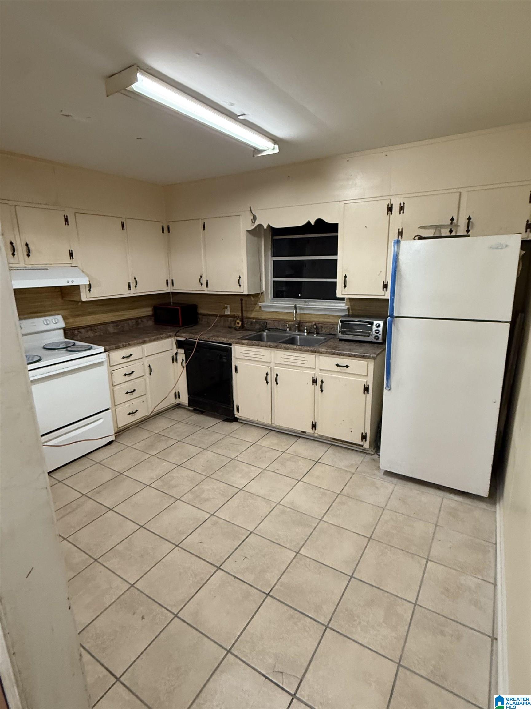 Homes for sale in Midfield, AL | 604 Overlook Dr, Midfield, AL 35228 | MLS# 21445332