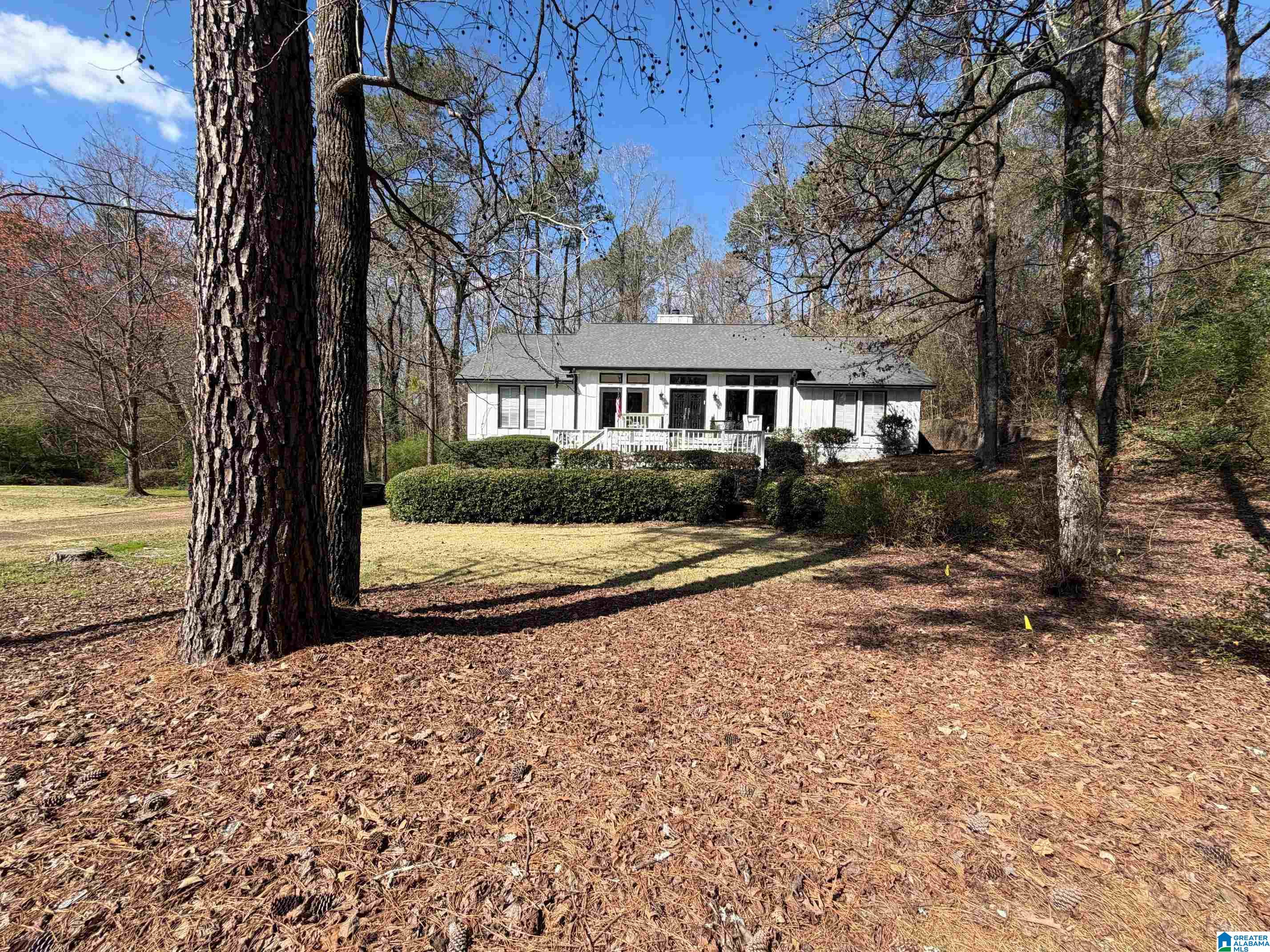 Photo 2 of Sale Pending at 804 Riverchase Pkwy W, Hoover, AL 35244 | MLS# 21445627 | Listing updated on 2026-04-01