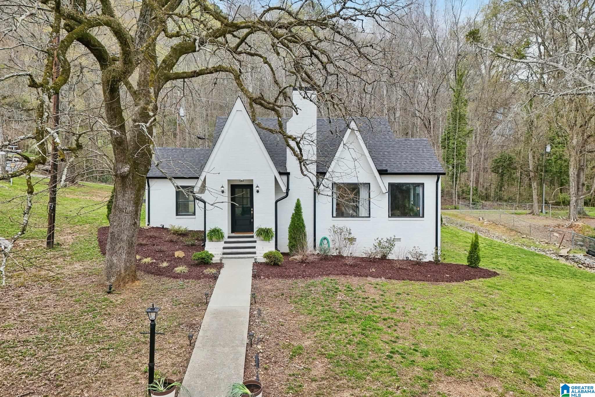 Homes for sale in Oneonta, AL | 100 5th Avenue E, Oneonta, AL 35121 | MLS# 21447104