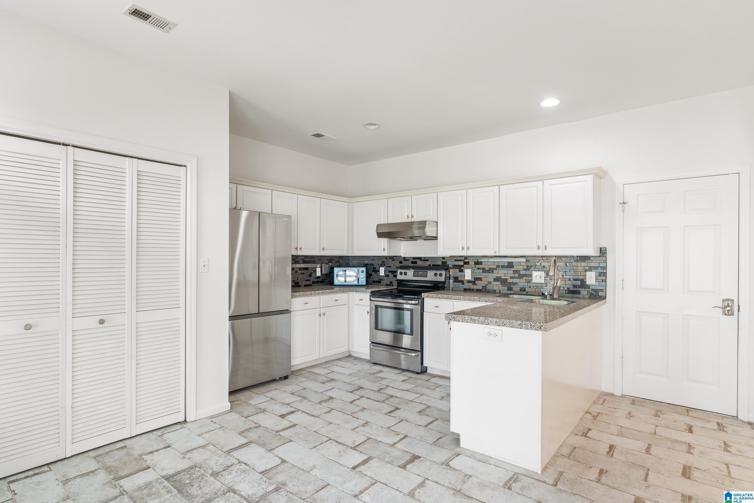 Photo 3 of Single family home for sale at 221 Lenox Ln, Birmingham, AL 35242 | MLS# 21450145 | Listing updated on 2026-05-06