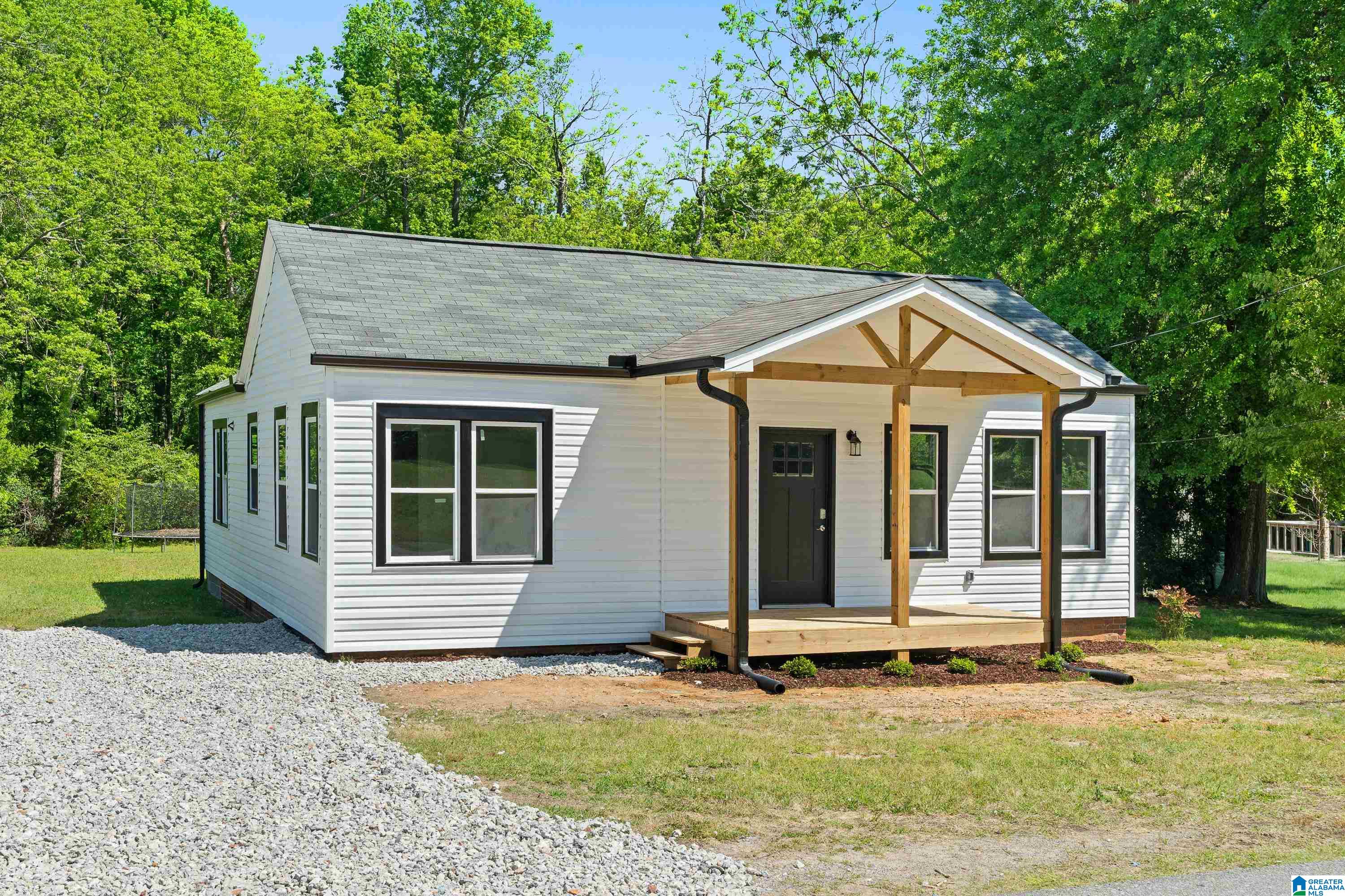 Homes for sale in West Blocton, AL | 216 Pecan Street, West Blocton, AL 35184 | MLS# 21450318