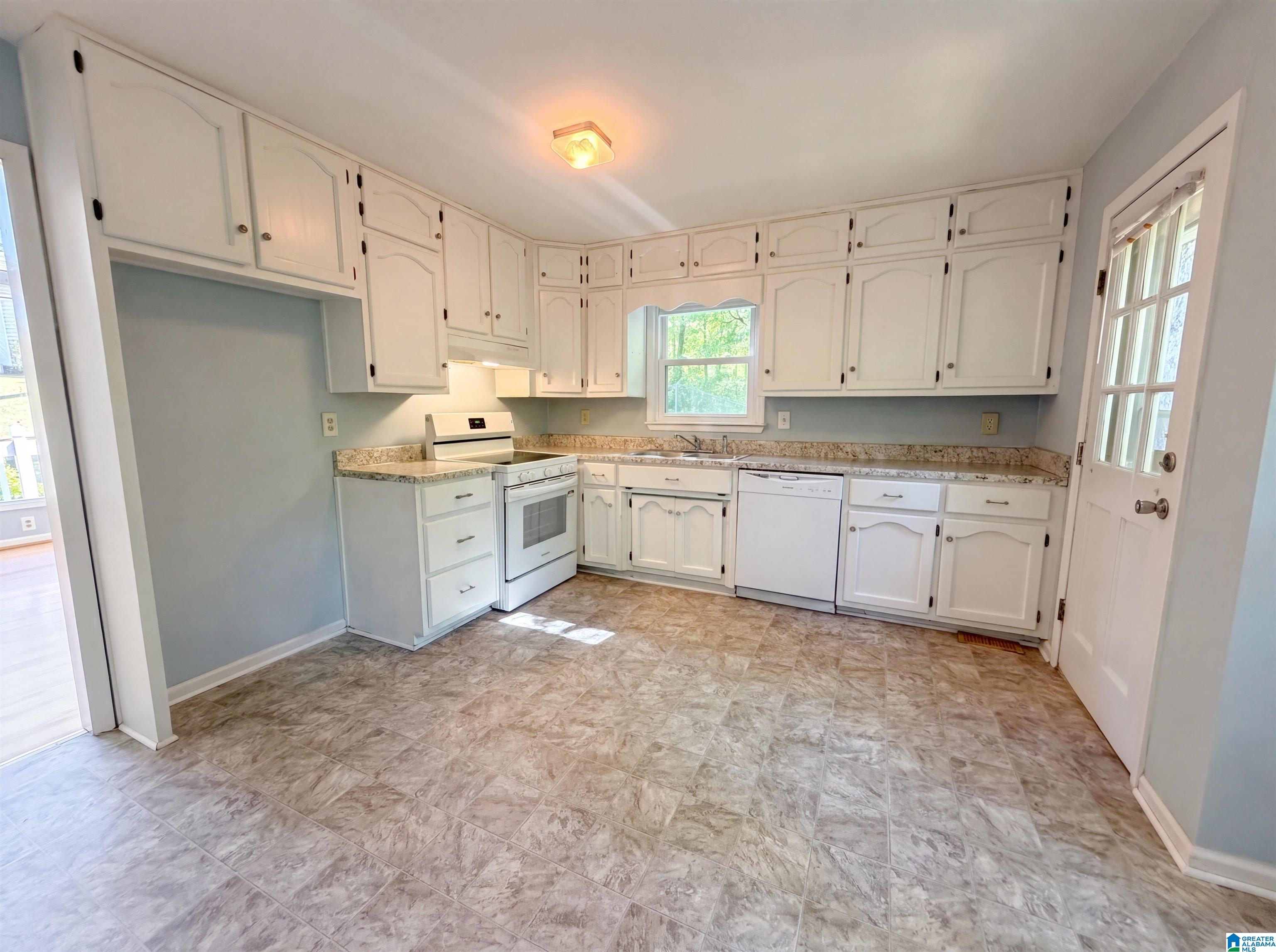 Homes for sale in Birmingham, AL | 1500 Shady Oak Circle, Birmingham, AL 35235 | MLS# 21450467