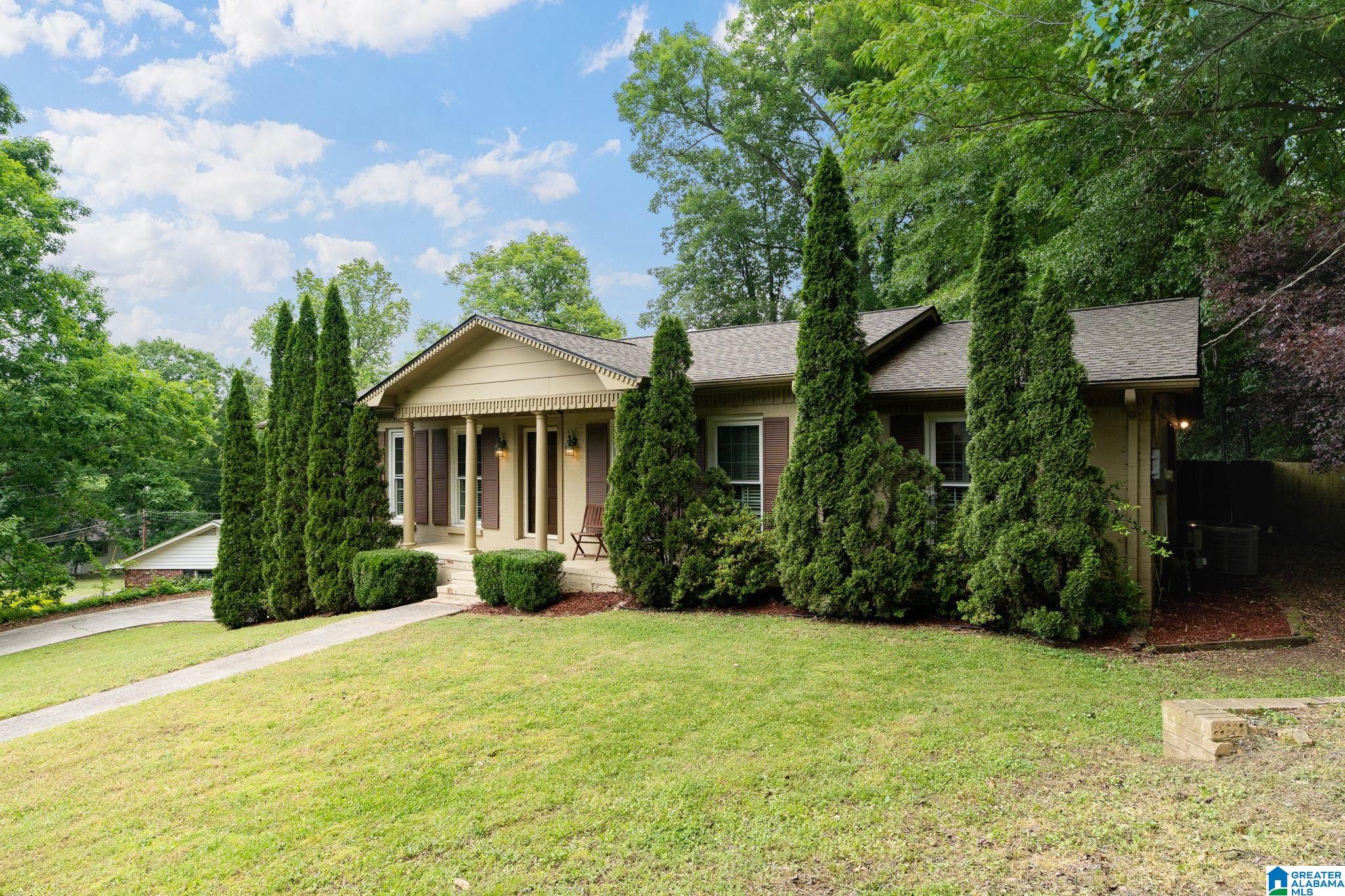 Photo 3 of Single family home for sale at 965 Mountain Oaks Dr, Hoover, AL 35226 | MLS# 21452674 | Listing updated on 2026-06-11