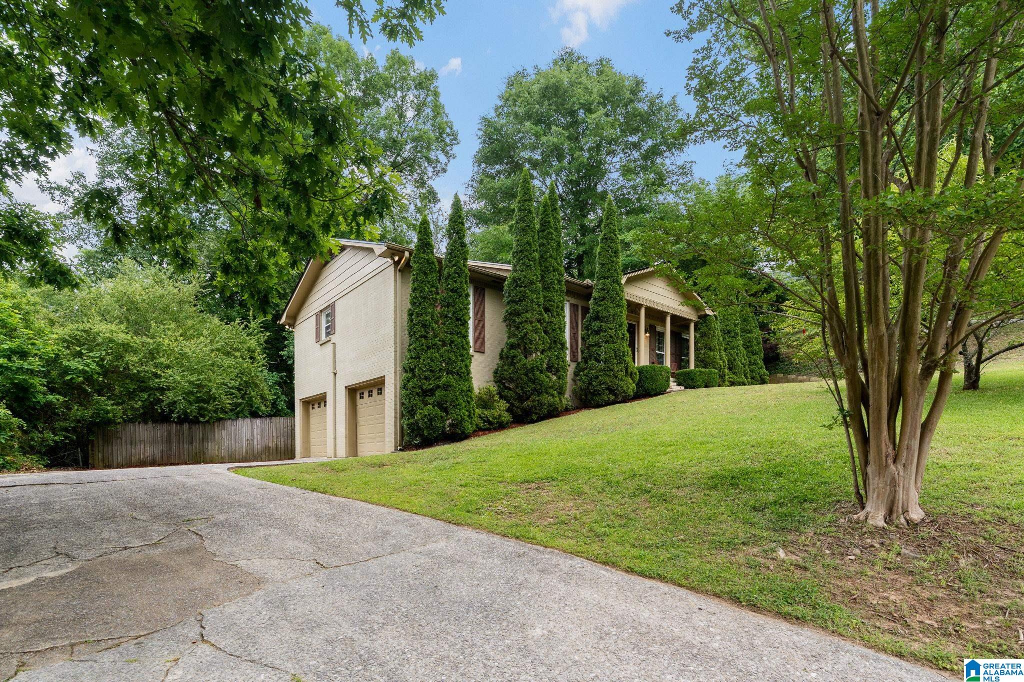 Photo 3 of Single family home for sale at 965 Mountain Oaks Dr, Hoover, AL 35226 | MLS# 21452674 | Listing updated on 2026-06-11