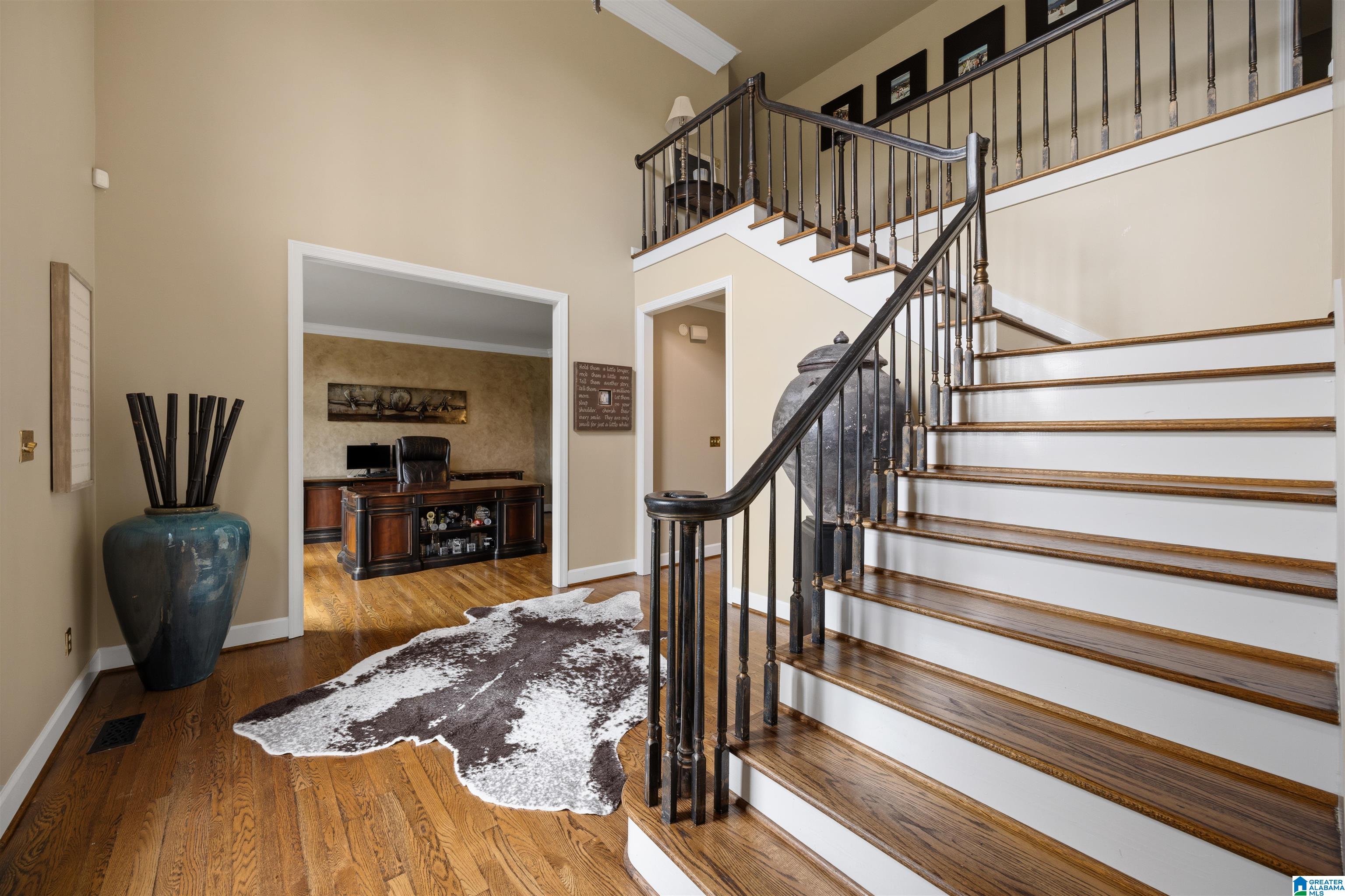 Photo 2 of Single family home for sale at 1724 Indian Crk Dr, Vestavia, AL 35243 | MLS# 21455367 | Listing updated on 2026-09-07