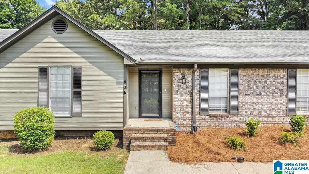 Photo 4 of Single family home for sale at 924 August Dr, Birmingham, AL 35215 | MLS# 21456006 | Listing updated on 2026-08-25