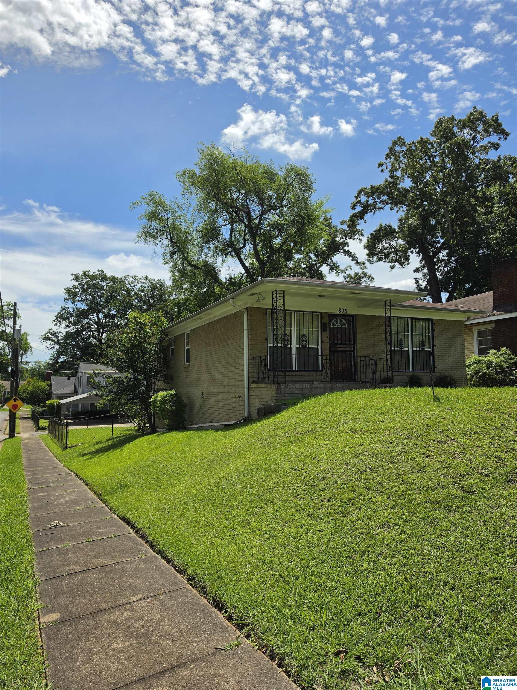 Photo 3 of Sale Pending at 895 5th Place W, Birmingham, AL 35204 | MLS# 21456221 | Listing updated on 2026-06-16