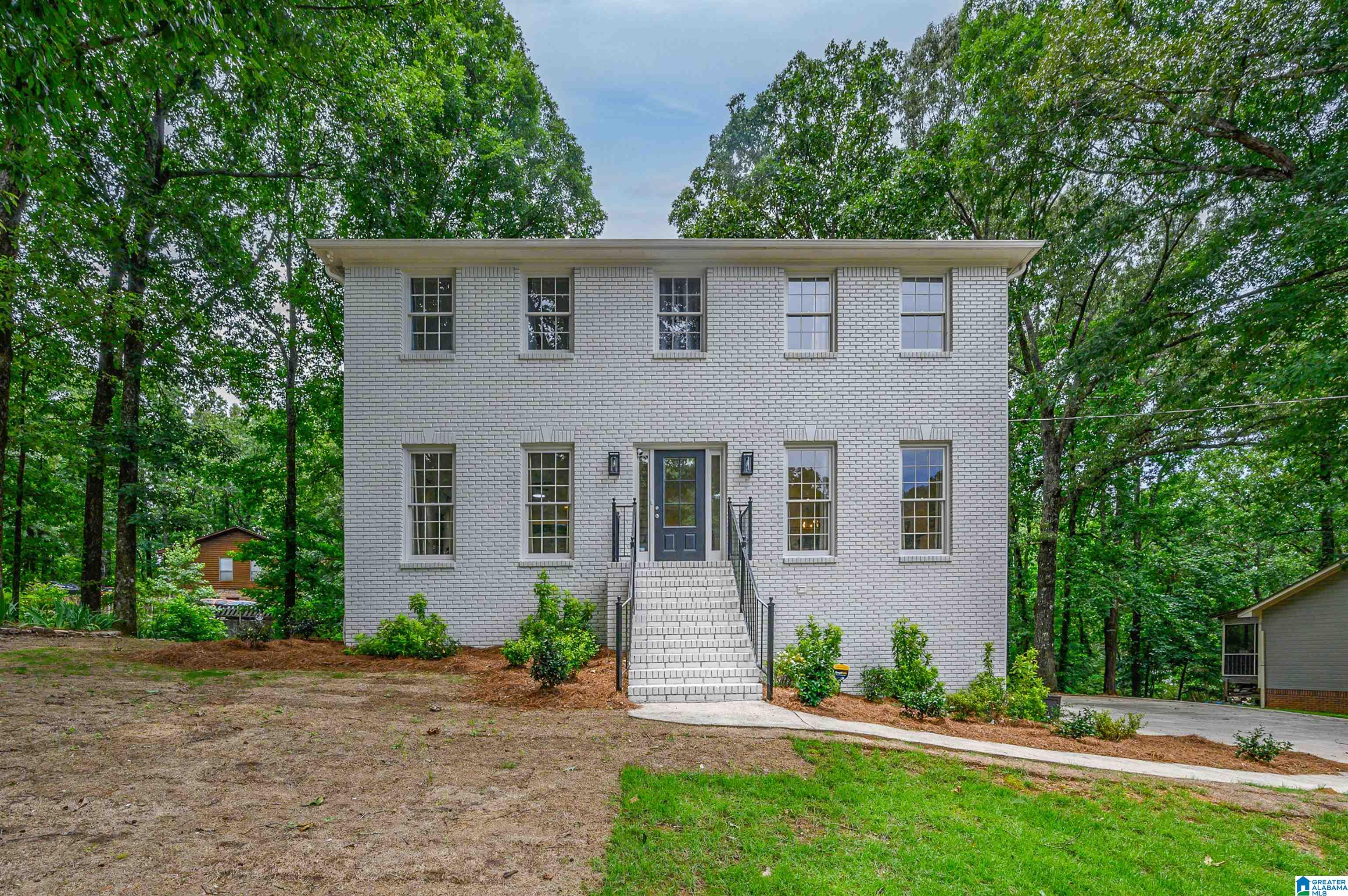 Photo 1 of Single family home for sale at 1700 White Oak Pl, Hoover, AL 35244 | MLS# 21457536 | Listing updated on 2026-09-02