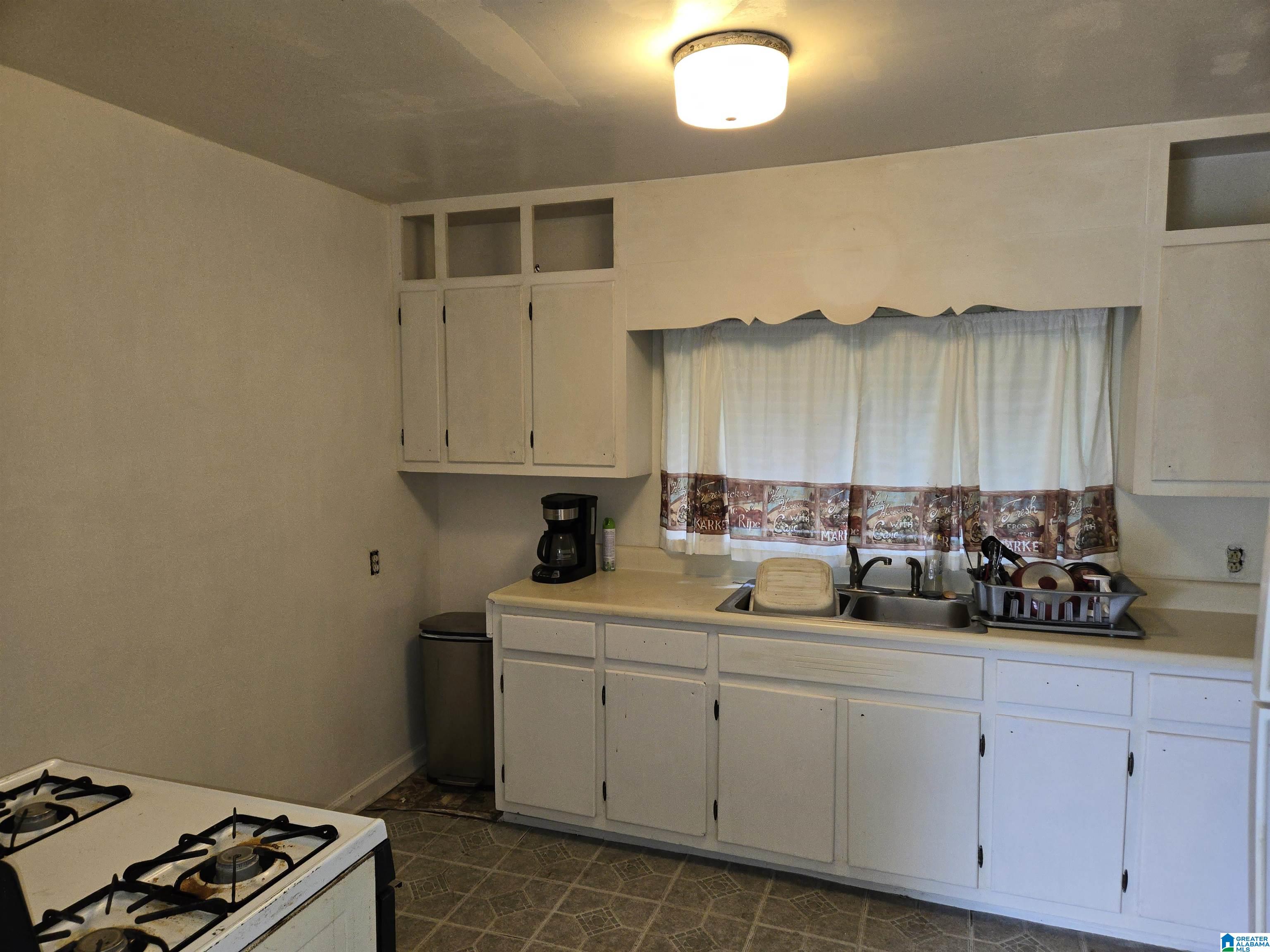 Photo 3 of Sale Pending at 905 Belview St, Bessemer, AL 35020 | MLS# 21457952 | Listing updated on 2026-08-28